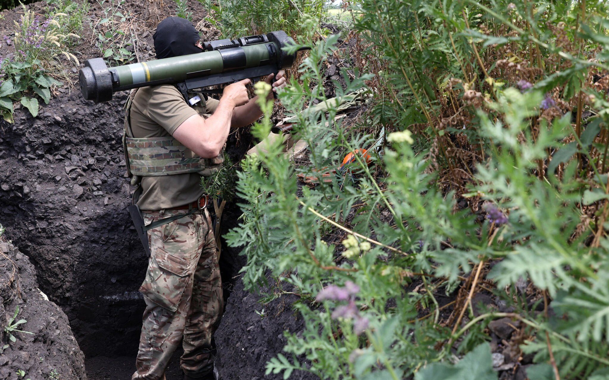 A Ukrainian serviceman mans a position in a trench on the front line near Avdiivka, Donetsk region on June 18, 2022 amid the Russian invasion of Ukraine. (Photo by Anatolii STEPANOV / AFP)