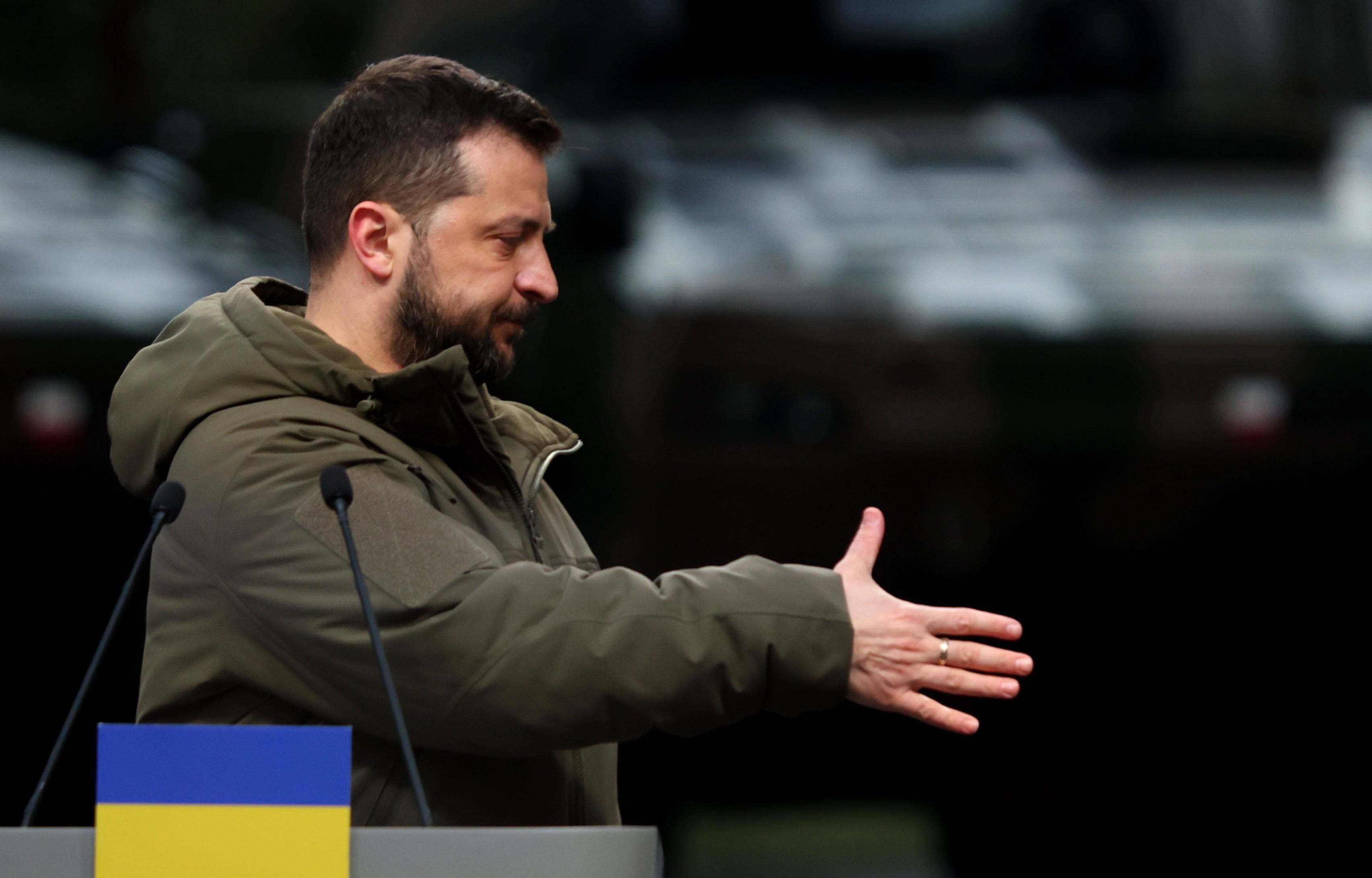 Prezydent Ukrainy stoi z wyciągnięta ręką
