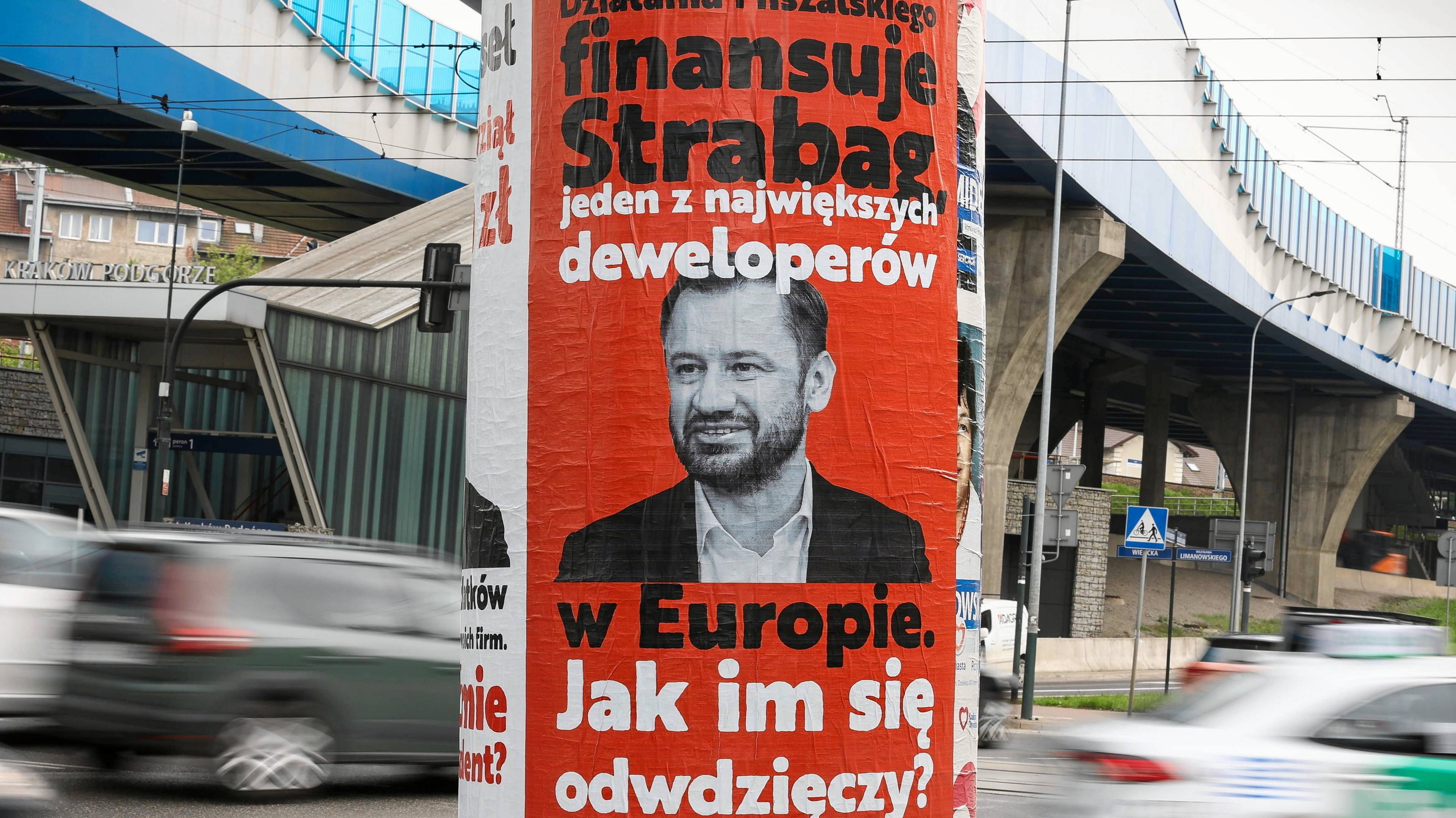 okrąglak, na którym naklejony jest plakat z twarzą Miszalskiego i hasłem o sponsorowaniu jego działań przez deweloperów