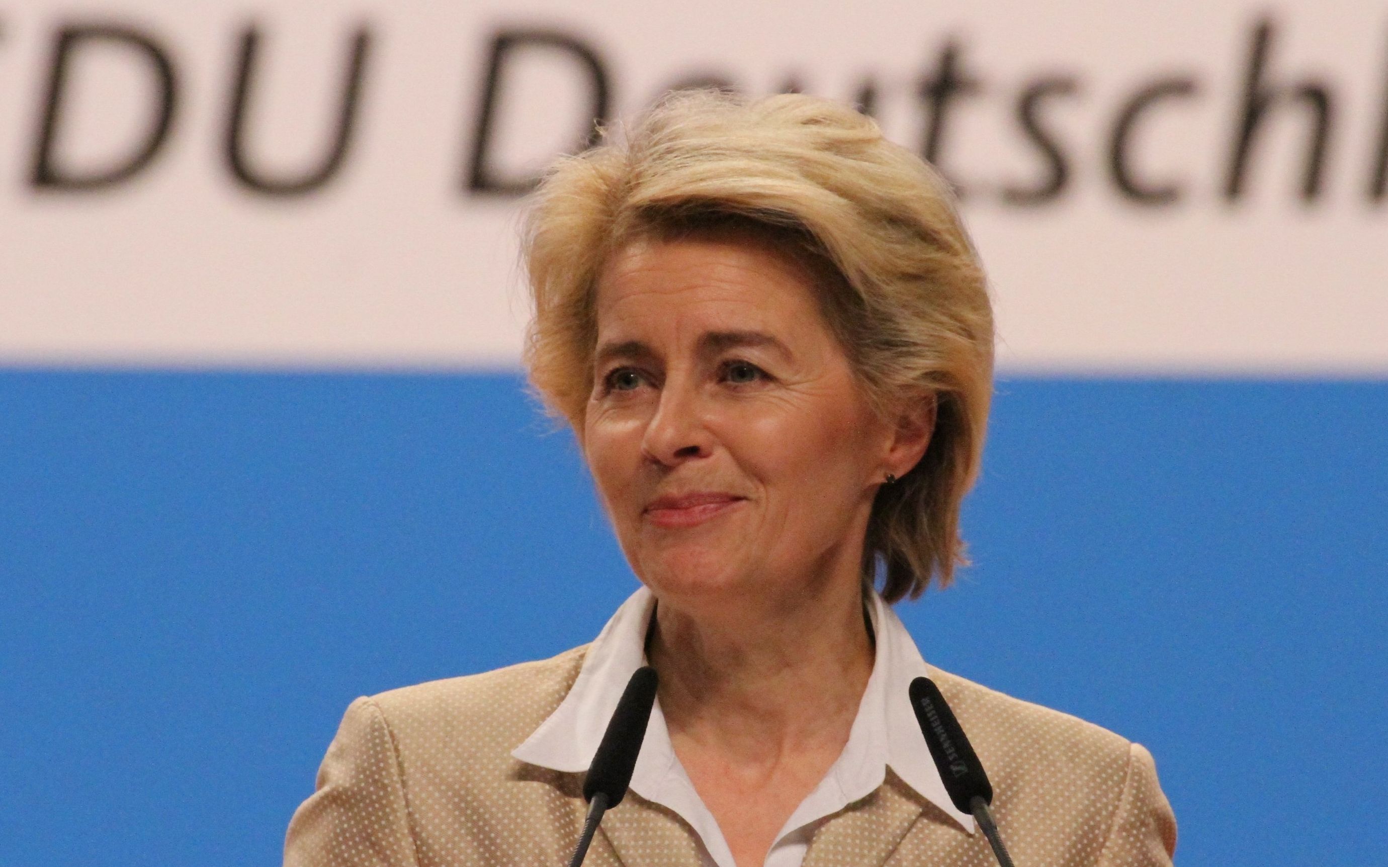 Grafika do artykułu "Ma potencjał łączenia Europy". Kim jest Ursula von der Leyen