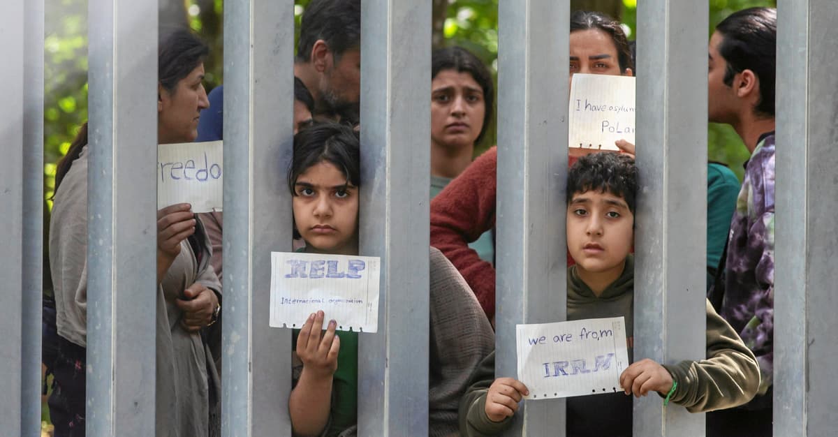 Największy straszak europejskiej prawicy, pakt migracyjny, wchodzi w życie. Co zmienią nowe przepisy?