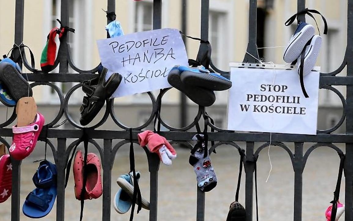 Grafika do artykułu Wgląd w akta kościelne i przesłuchiwanie hierarchów. Jest obywatelski projekt komisji ds. pedofilii [WYWIAD]