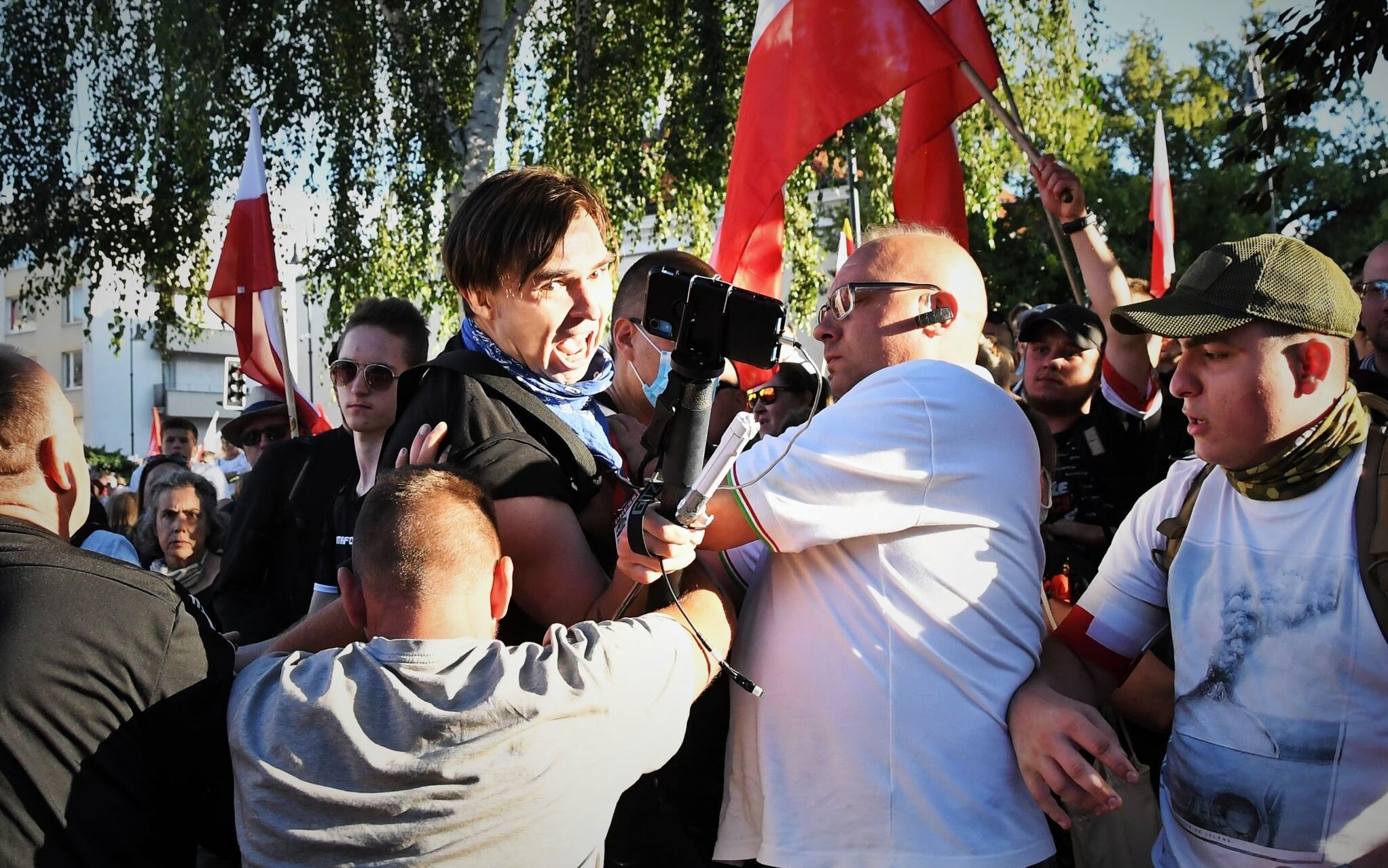 Grafika do artykułu Dziennikarz OKO.press zaatakowany na marszu nacjonalistów. "Patrioci od siedmiu boleści"