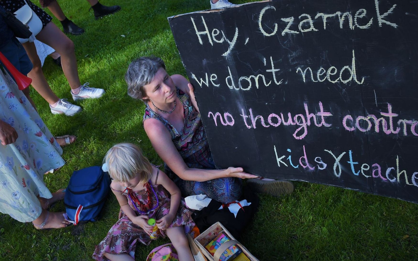 Grafika do artykułu "To jest szkoła, nie ambona", "czarnoksiężnik musi odejść". Protest przeciwko reformie Czarnka