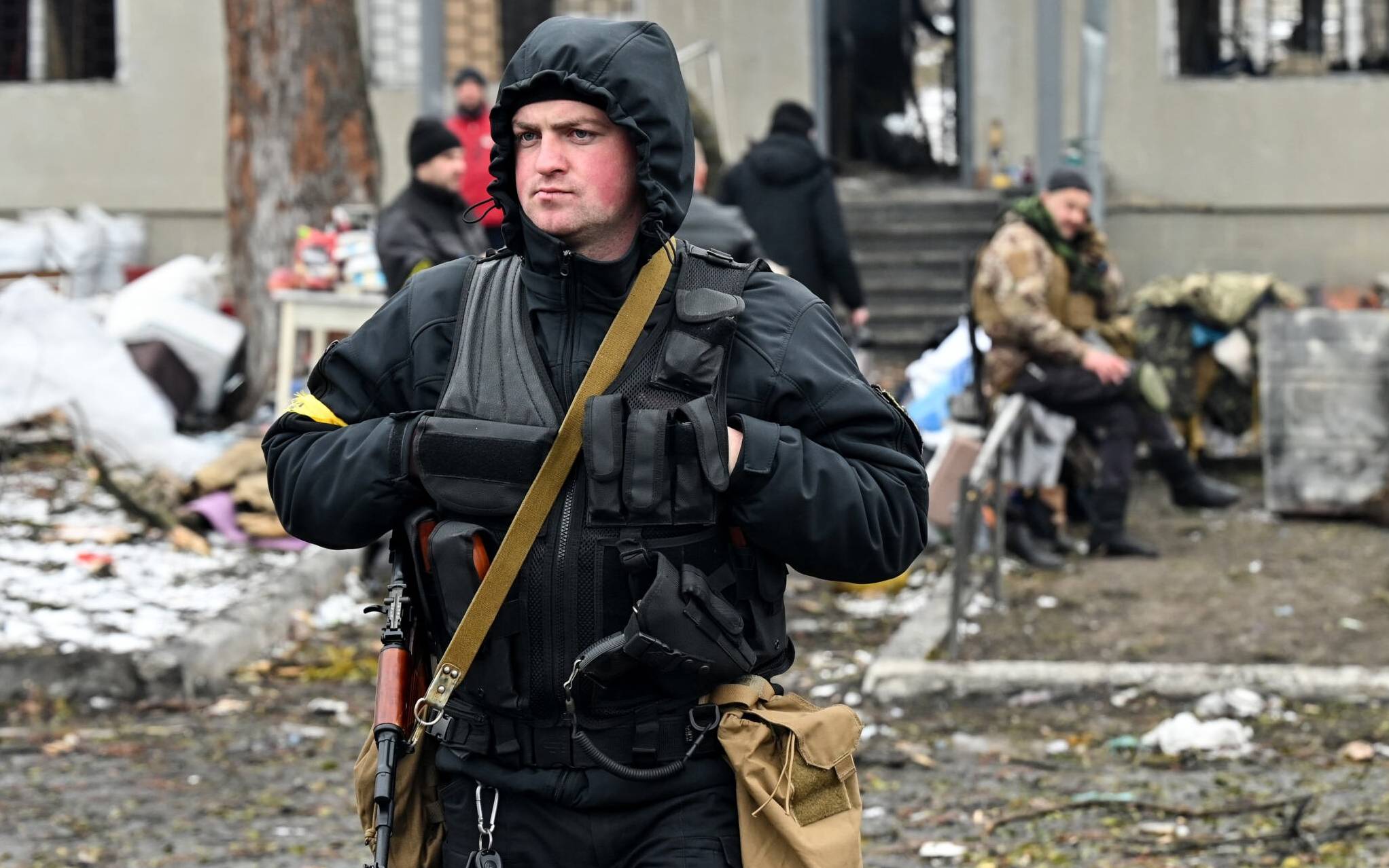 Armed man stands on a check-point in the city of Brovary outside Kyiv on March 1, 2022. - Russian troops will carry out an attack on the infrastructure of Ukraine's security services in Kyiv and urged residents living nearby to leave, the defence ministry said on March 1, 2022. (Photo by Genya SAVILOV / AFP)