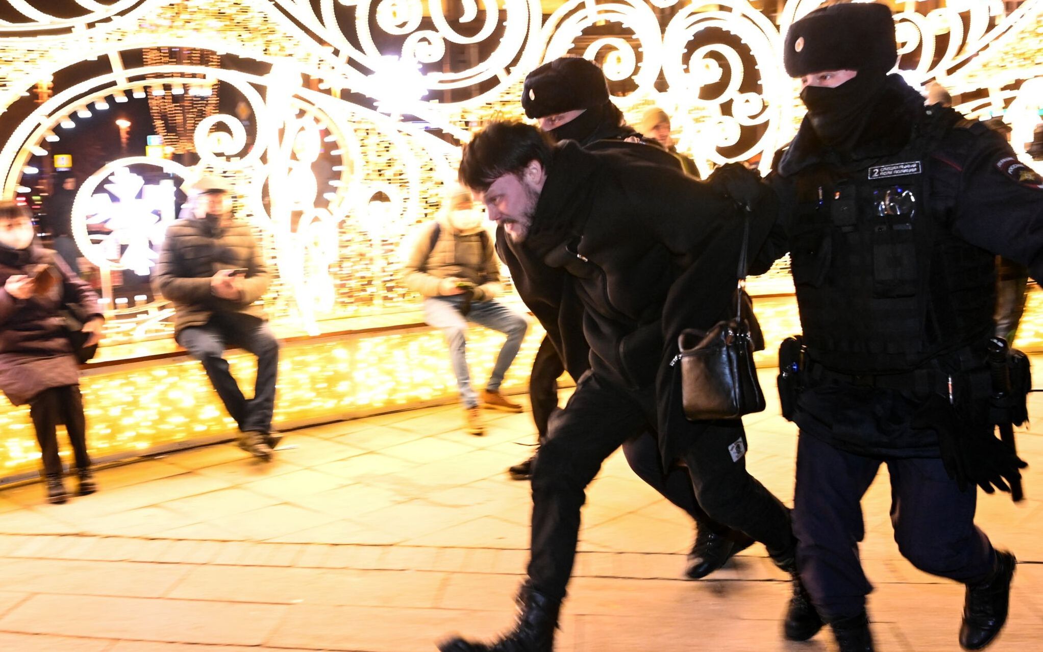 Police officers detain a man during a protest against Russia's invasion of Ukraine in Moscow on February 24, 2022. - Russian President Vladimir Putin launched a full-scale invasion of Ukraine on Thursday, killing dozens and triggering warnings from Western leaders of unprecedented sanctions. Russian air strikes hit military installations across the country and ground forces moved in from the north, south and east, forcing many Ukrainians flee their homes to the sounds of bombing. (Photo by Kirill KUDRYAVTSEV / AFP)