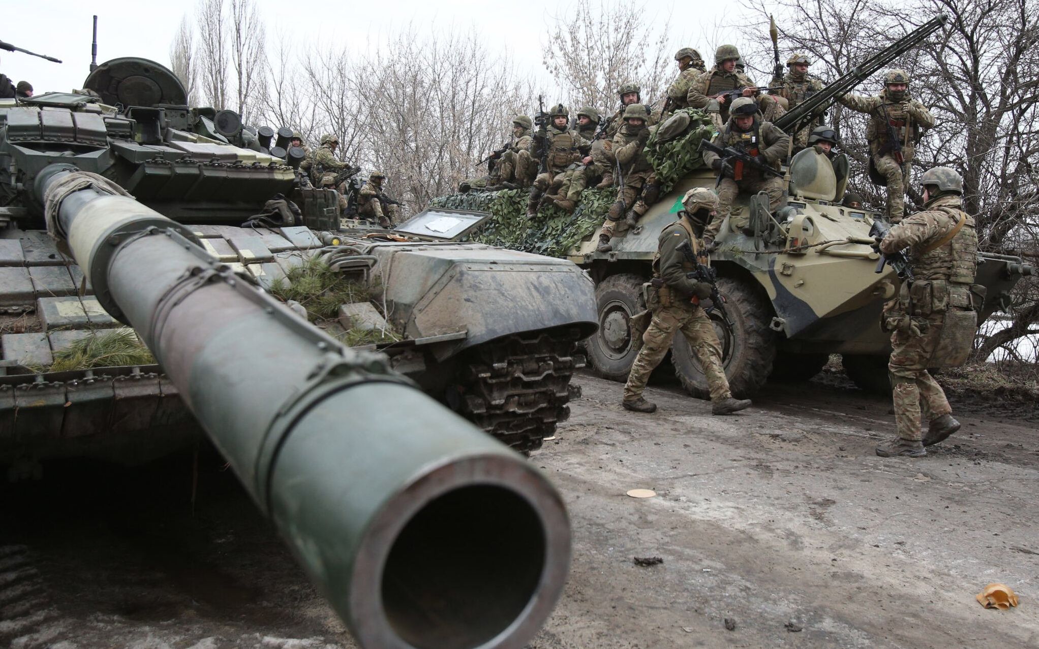 Ukrainian servicemen get ready to repel an attack in Ukraine's Lugansk region on February 24, 2022. - Russian President Vladimir Putin launched a full-scale invasion of Ukraine on Thursday, killing dozens and forcing hundreds to flee for their lives in the pro-Western neighbour. Russian air strikes hit military facilities across the country and ground forces moved in from the north, south and east, triggering condemnation from Western leaders and warnings of massive sanctions. (Photo by Anatolii STEPANOV / AFP)