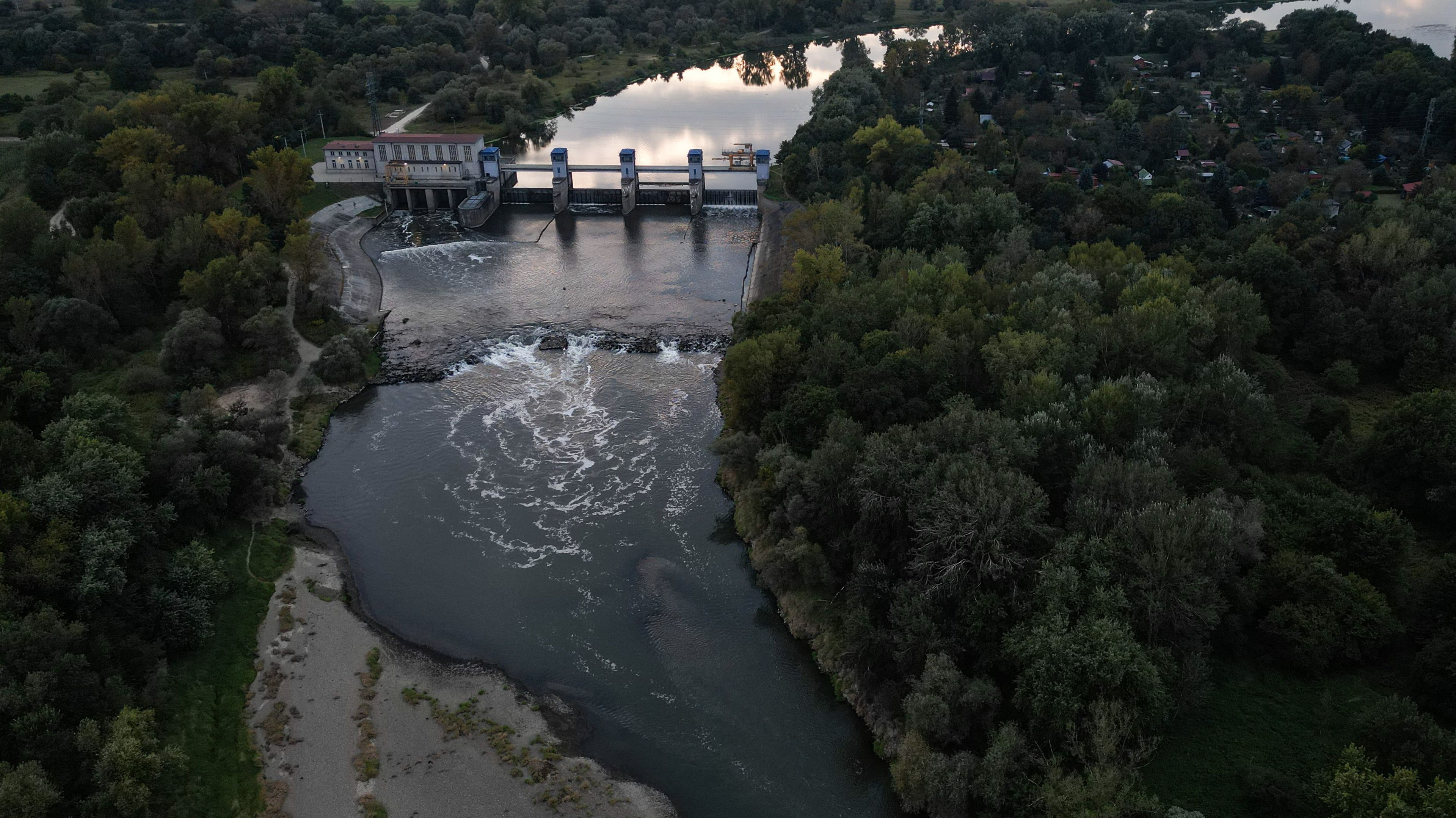 widok z góry na elektrownię wodną