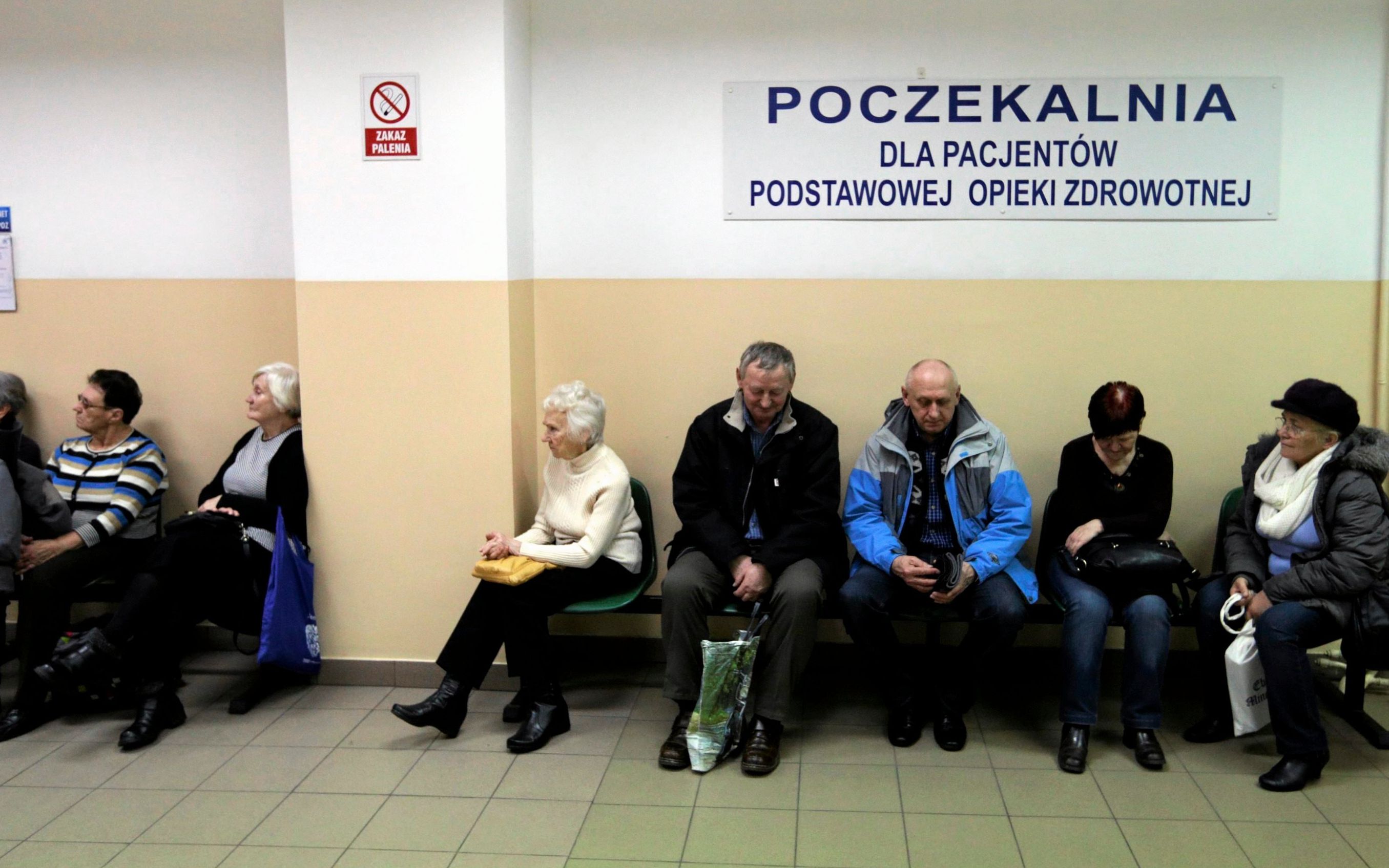25.02.2015 Kielce , Powiatowy Zaklad Opieki Zdrowotnej . Kolejka do lekarza internisty w zwiazku z epidemia grypy .
Fot. Jaroslaw Kubalski / Agencja Gazeta