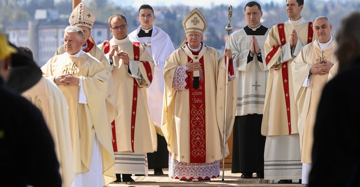 Sondaż: zaufanie do Kościoła rekordowo niskie