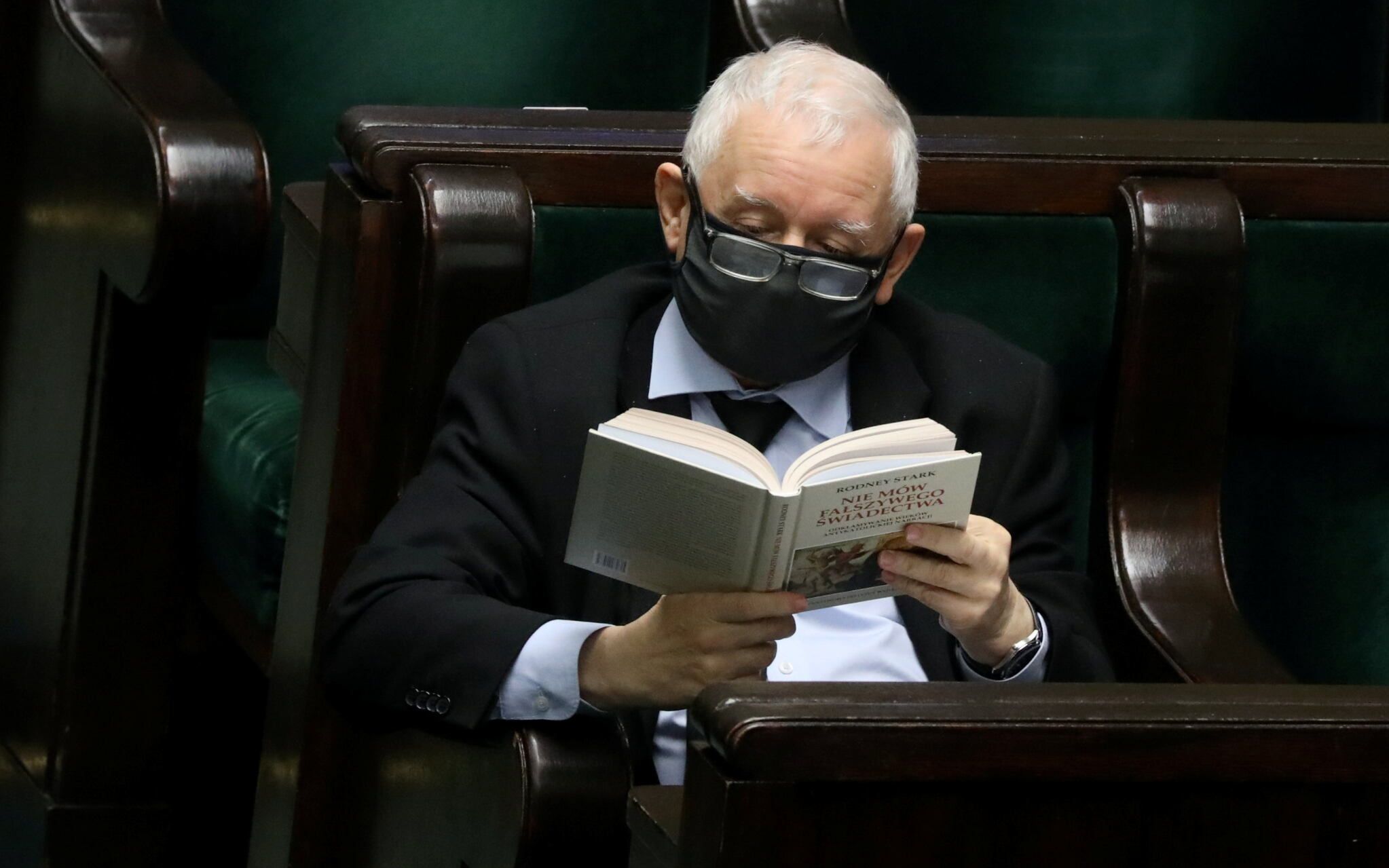 21.01.2021 Warszawa , ulica Wiejska . Sejm . 25 . posiedzenie Sejmu IX kadencji . Jaroslaw Kaczynski podczas glosowania nad wyborem nowego Rzecznika Praw Obywatelskich , z ksiazka " Nie mow falszywego swiadectwa  Odklamywanie wieków antykatolickiej narracji " . 
Fot. Slawomir Kaminski / Agencja Gazeta