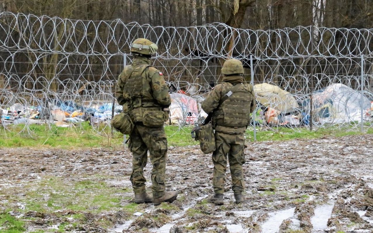 04.12.2021  Usnarz Gorny  , obszar objety zakazem przebywania ( nowe okreslenie dla obszaru w strefie przygranicznej , dawna strefa stanu wyjatkowego po przyjeciu nowej ustawy przez sejm RP ) . Tylko mieszkancy oraz wojsko , policja i straz graniczna moga poruszac sie swobodnie po strefie . Media wykluczone , ale po zgloszeniu checi wjazdu do strefy , mozna uzyskac zezwolenie i pod kontrola oraz w obecnosci strazy granicznej mozna odbyc cos w rodzaju wycieczki w strefe przegraniczna polsko bialoruska . Granica jest pilnowana przez wosko i straznikow granicznych . 
Miejsce , gdzie byla przetrzymywana grupa uchodzcow w pasie granicznym miedzy Polska a Bialorusia . 
Fot. Agnieszka Sadowska/ Agencja Wyborcza.pl