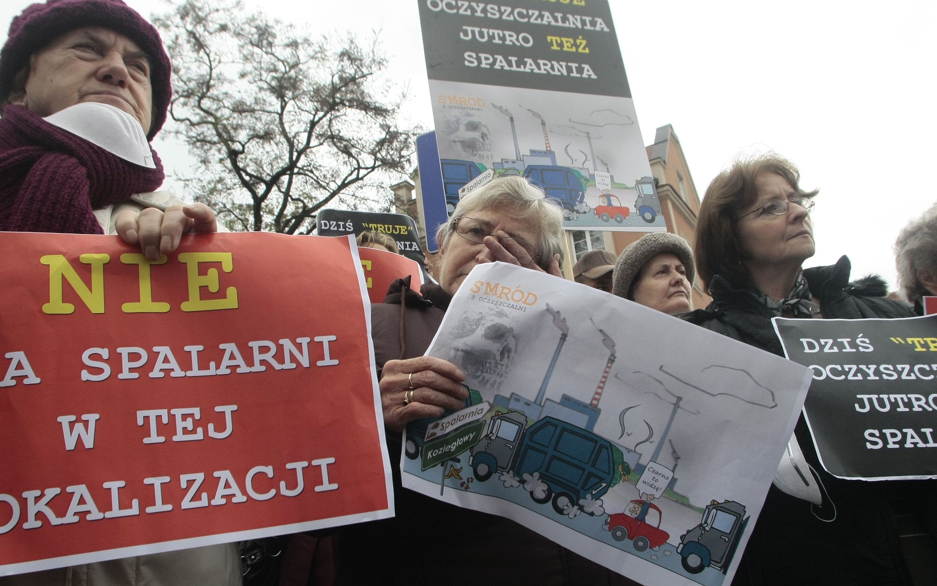 17.11.2009 POZNAN , URZAD MIASTA , PIKIETA PROTEST MIESZKANCOW KOZIEGLOW W SPRAWIE PLANOWANEJ LOKALIZACJI SPALARNI SMIECI FOT. ANDRZEJ MONCZAK / AGENCJA GAZETA