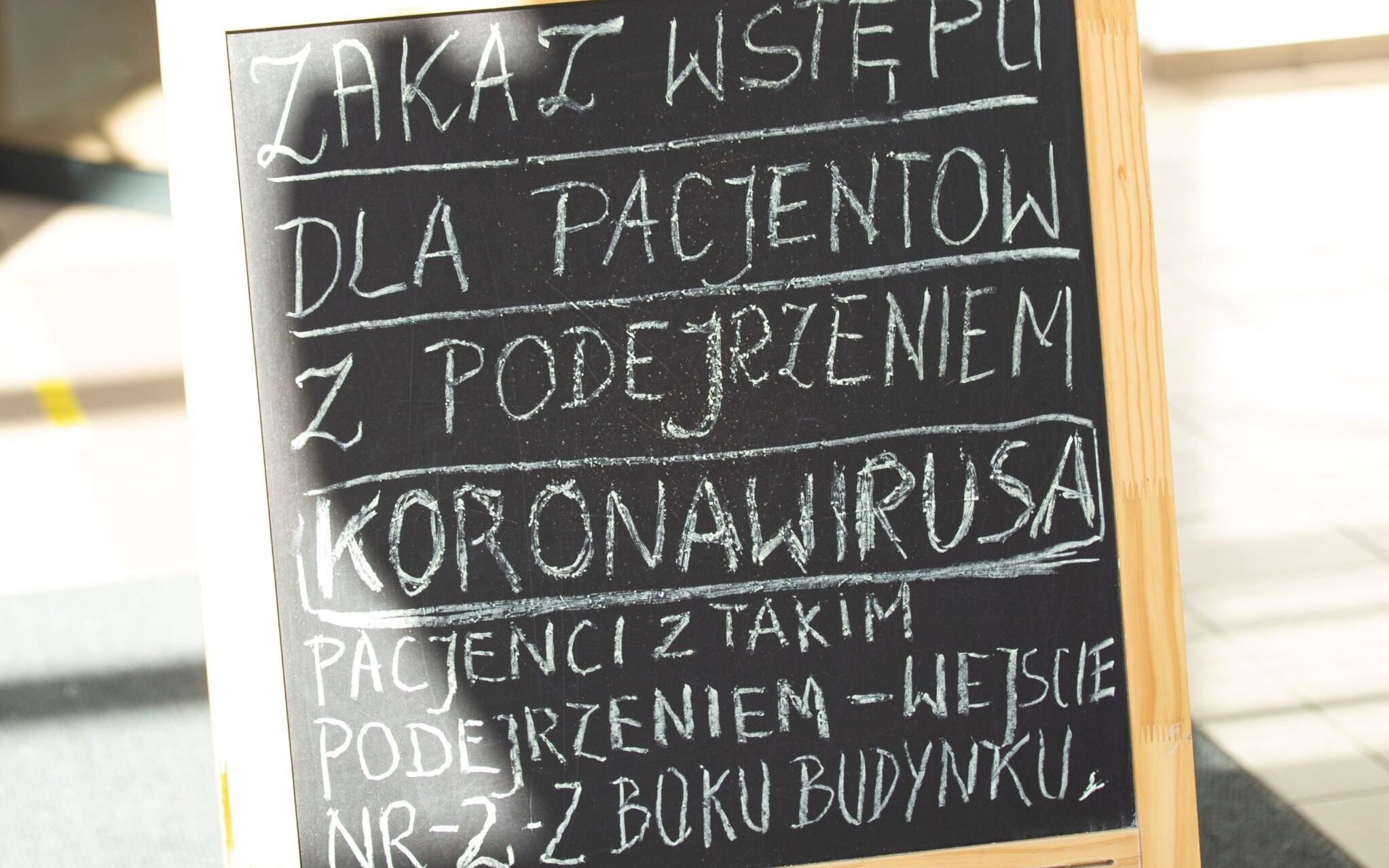Grafika do artykułu Rząd zapewnia o tysiącach wolnych łóżek, lekarze alarmują: powoli się zatykamy. A liczba zakażeń rośnie