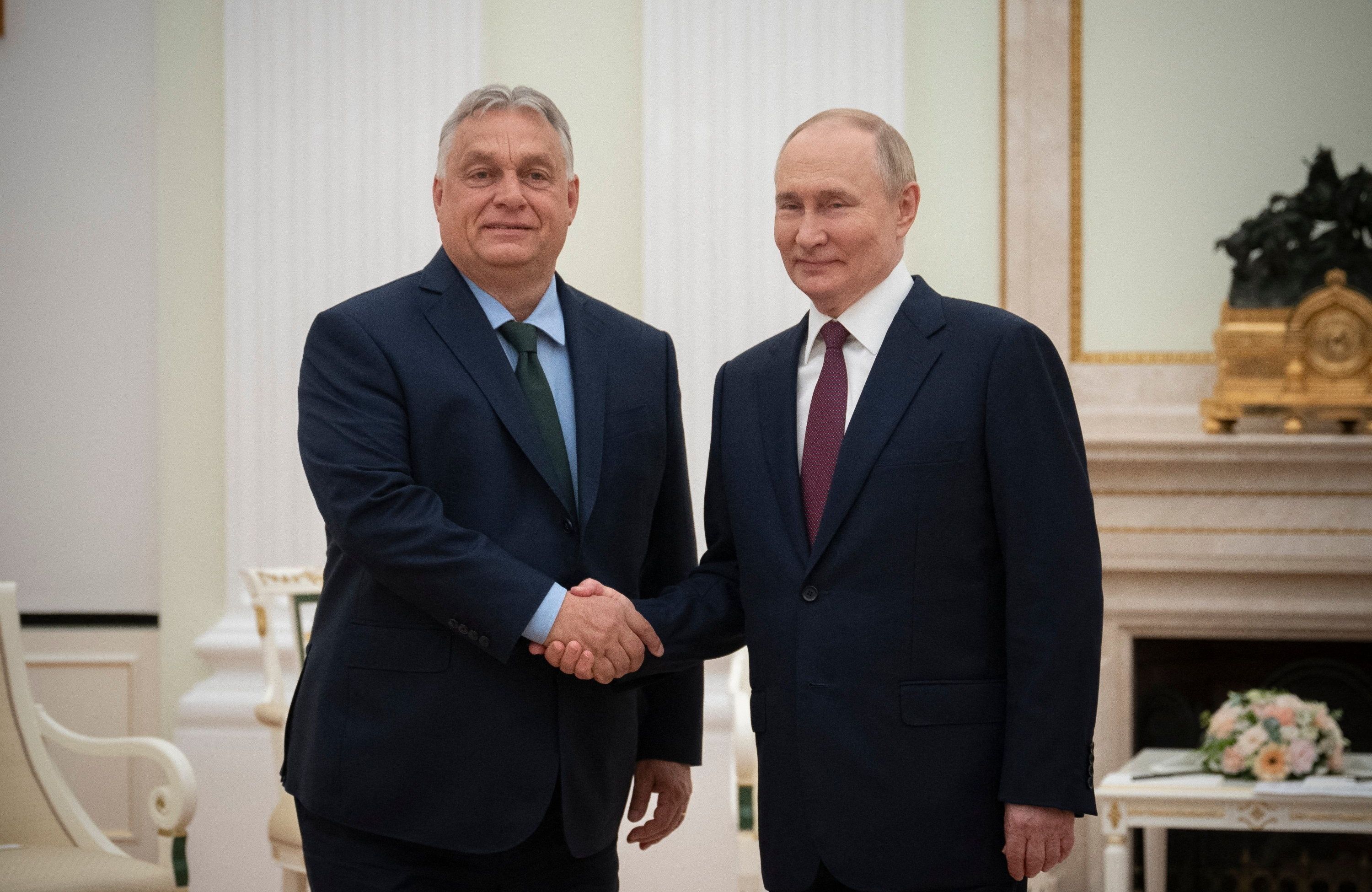 Orban i Putin podają sobie ręce w gabinecie na Kremlu