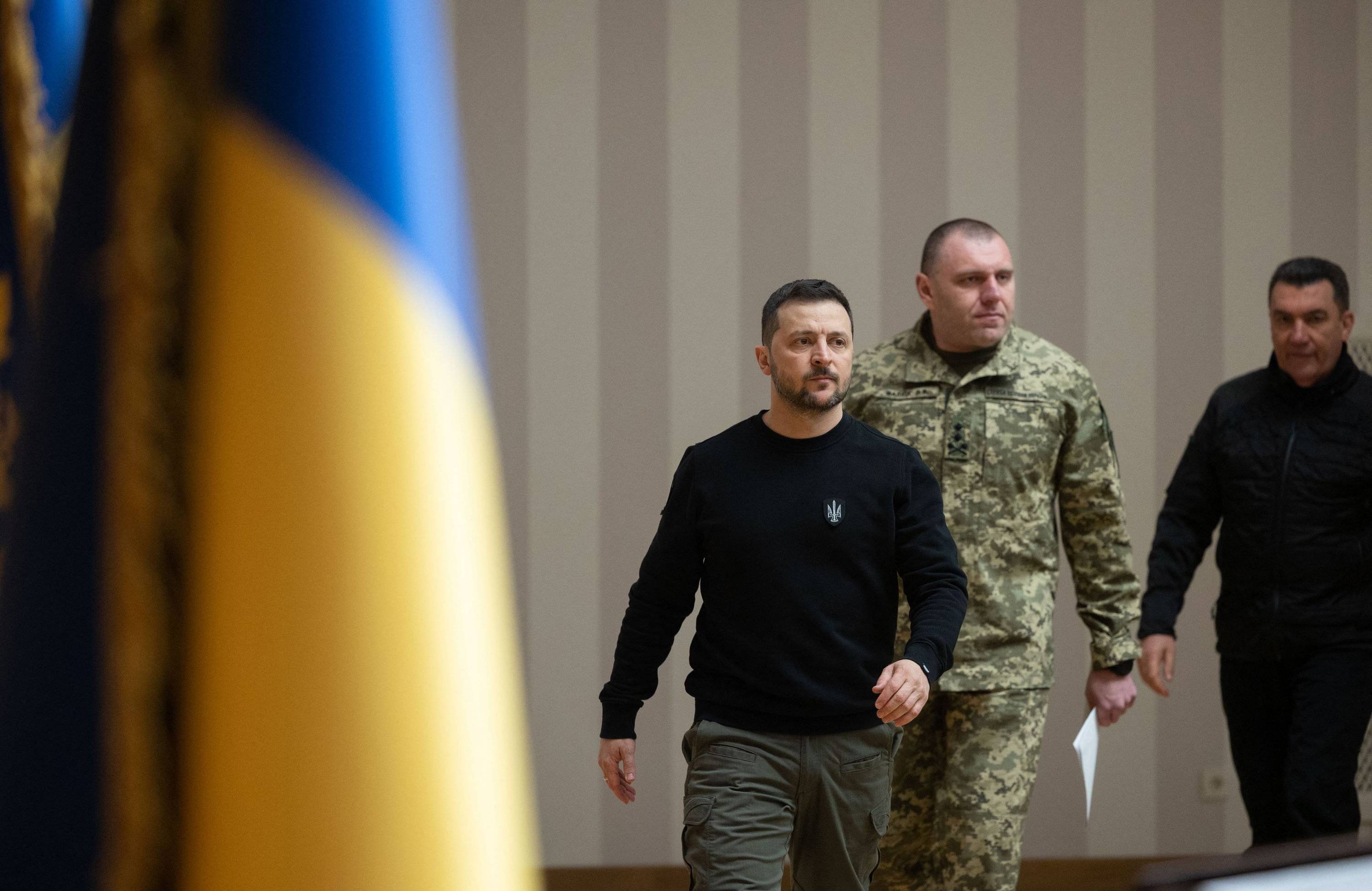 Na zdjęciu są dwaj mężczyźni - prezydent Ukrainy (w czarnym sweterze) oraz szef SBU Maluk. Po lewej stronie widać fragment flagi Ukrainy.