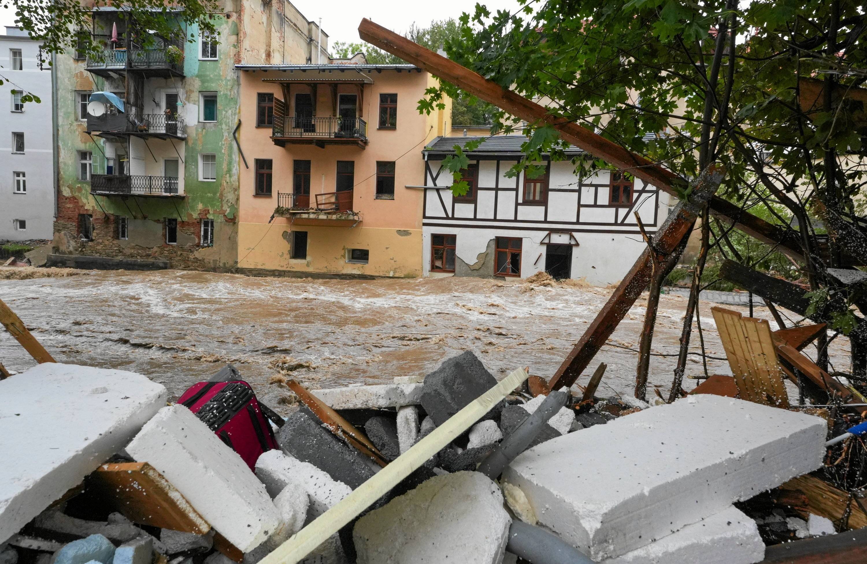 Zalany Lądek Zdrój. Budynki zanurzone w wodzie