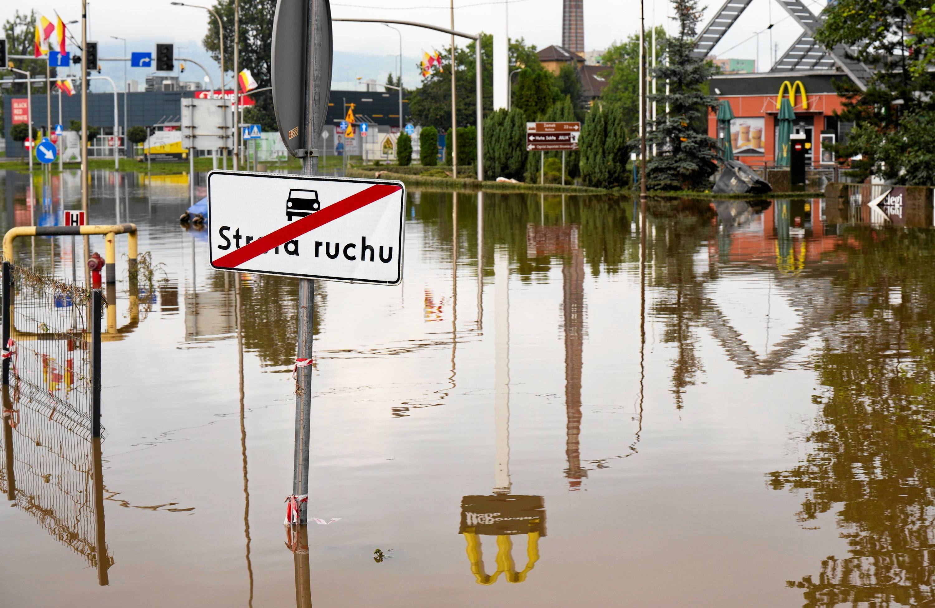 16.09.2024 Jelenia Gora. Znad tafli wody brunatnej wody wystaje znak "Zakaz ruchu". Miasto zalane przez wezbrane wody rzeki Bóbr.