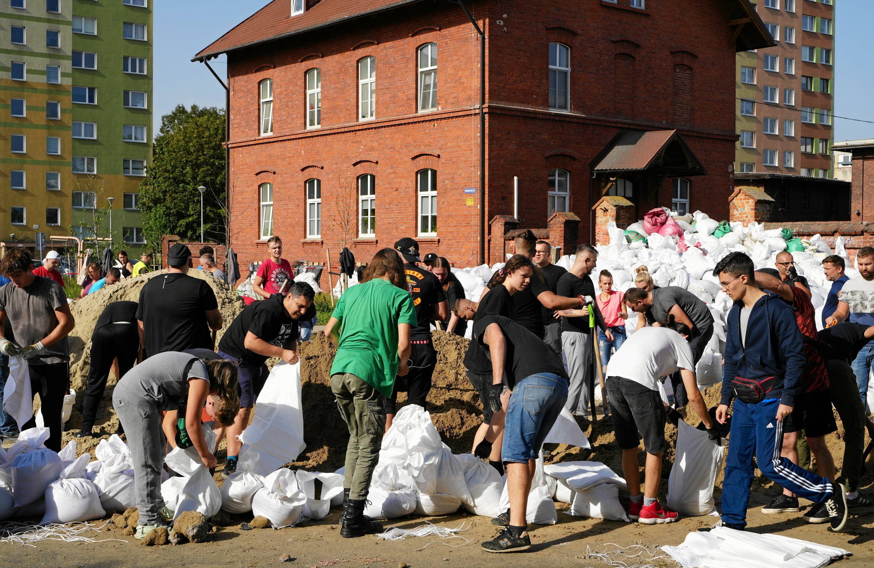 Wolontariusze w Oławie szykują worki z piaskiem