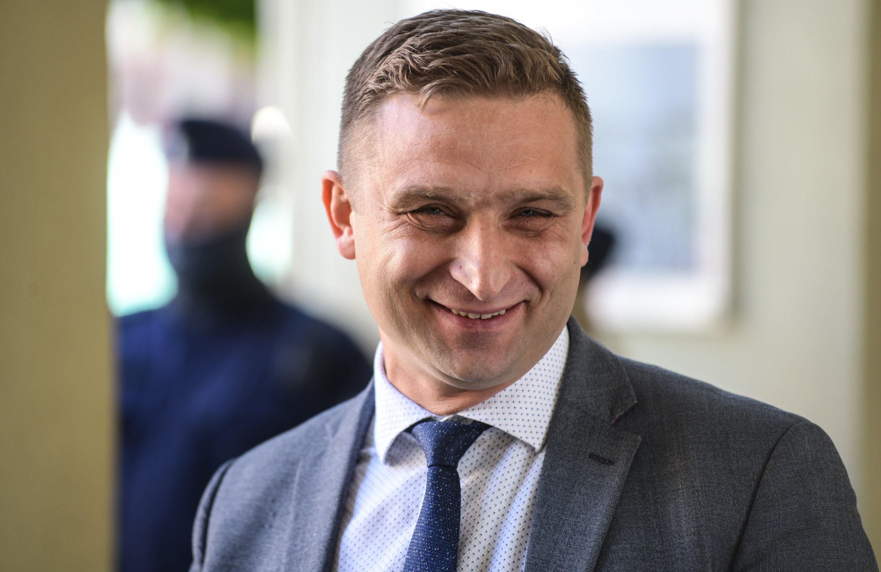 Uśmiechnięty narodowiec Robert Bąkiewicz