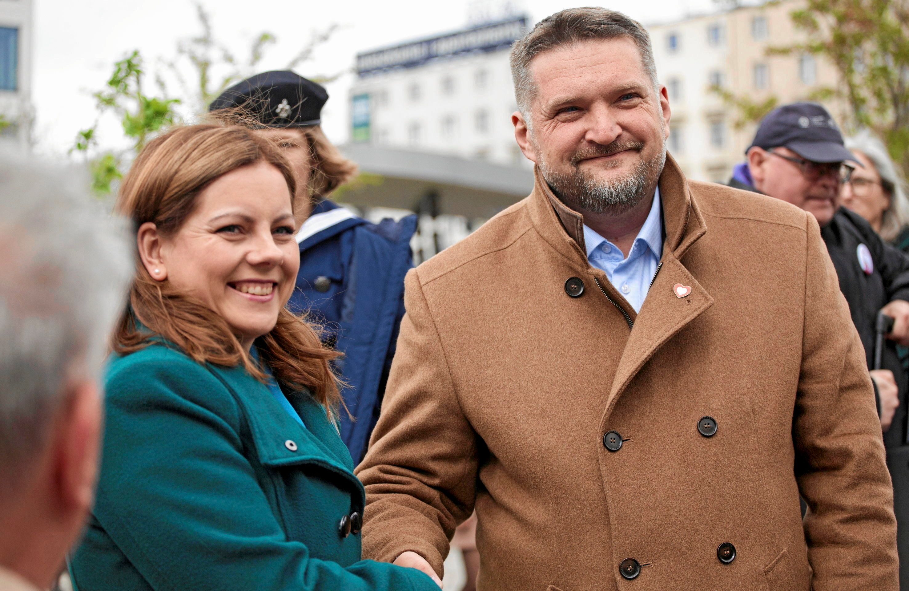 Kosiorek i Szemiot ściskają sobie ręce