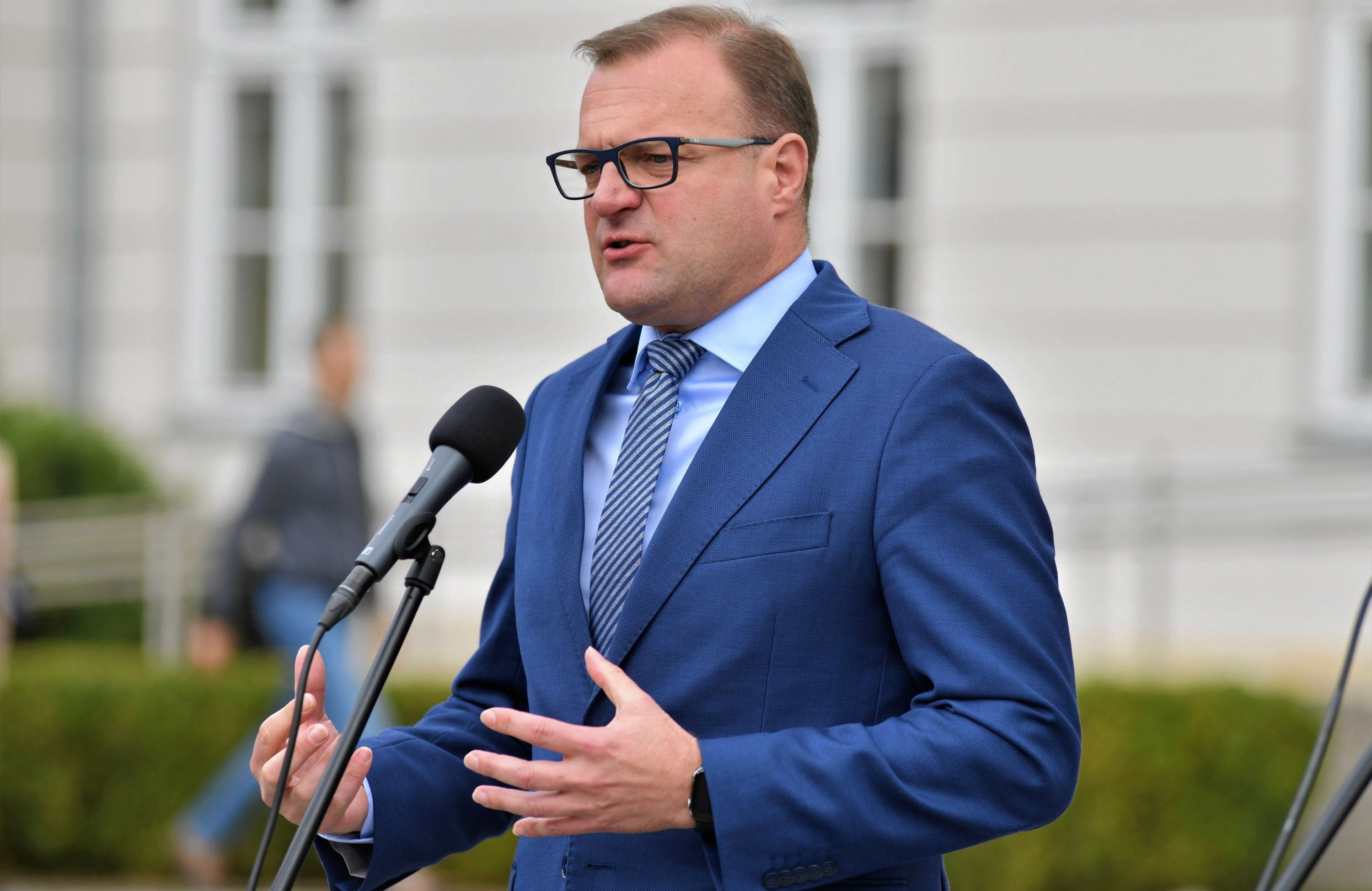 Prezydent Radomia Radosłąw Witkowski przed mikorofonem