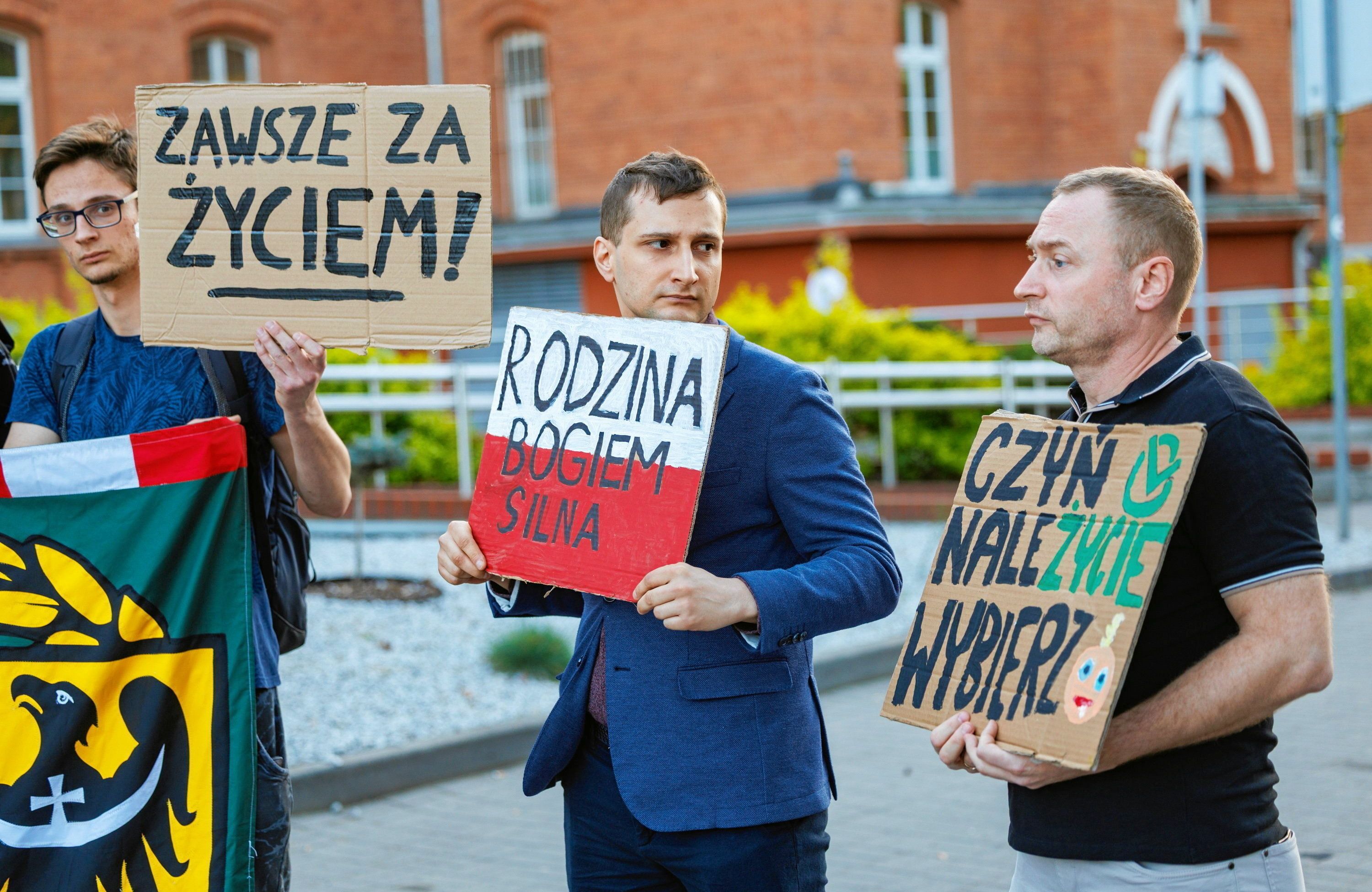 Protest w sprawie zachowania Grzegorza Brauna w szpitalu w Olesnicy