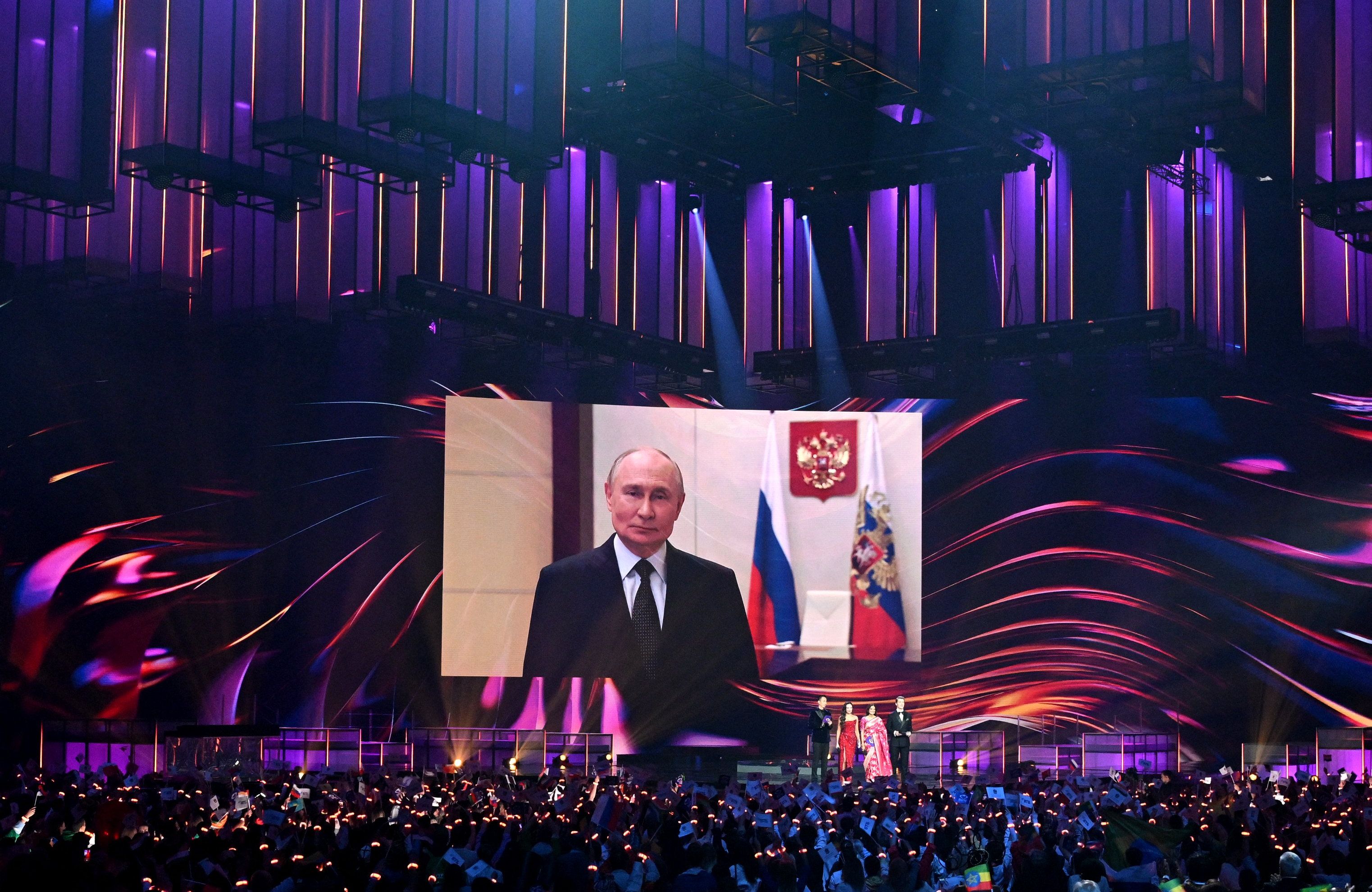Władimir Putin pozdrawia uczestników konkursu piosenki Interwizji , konkurencji dla Eurowizji, Moskwa, 20 września 2025 r.