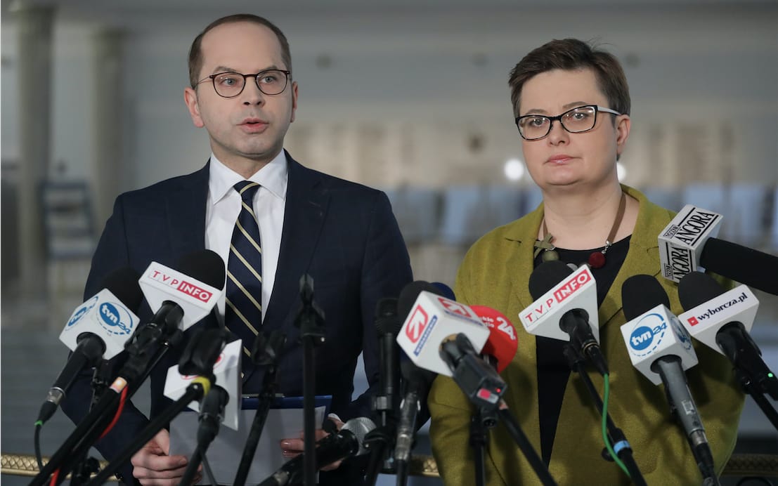Grafika do artykułu Koronawirus - miał być stan wojenny, ale władza przyjęła poprawki opozycji. Ustawa przegłosowana