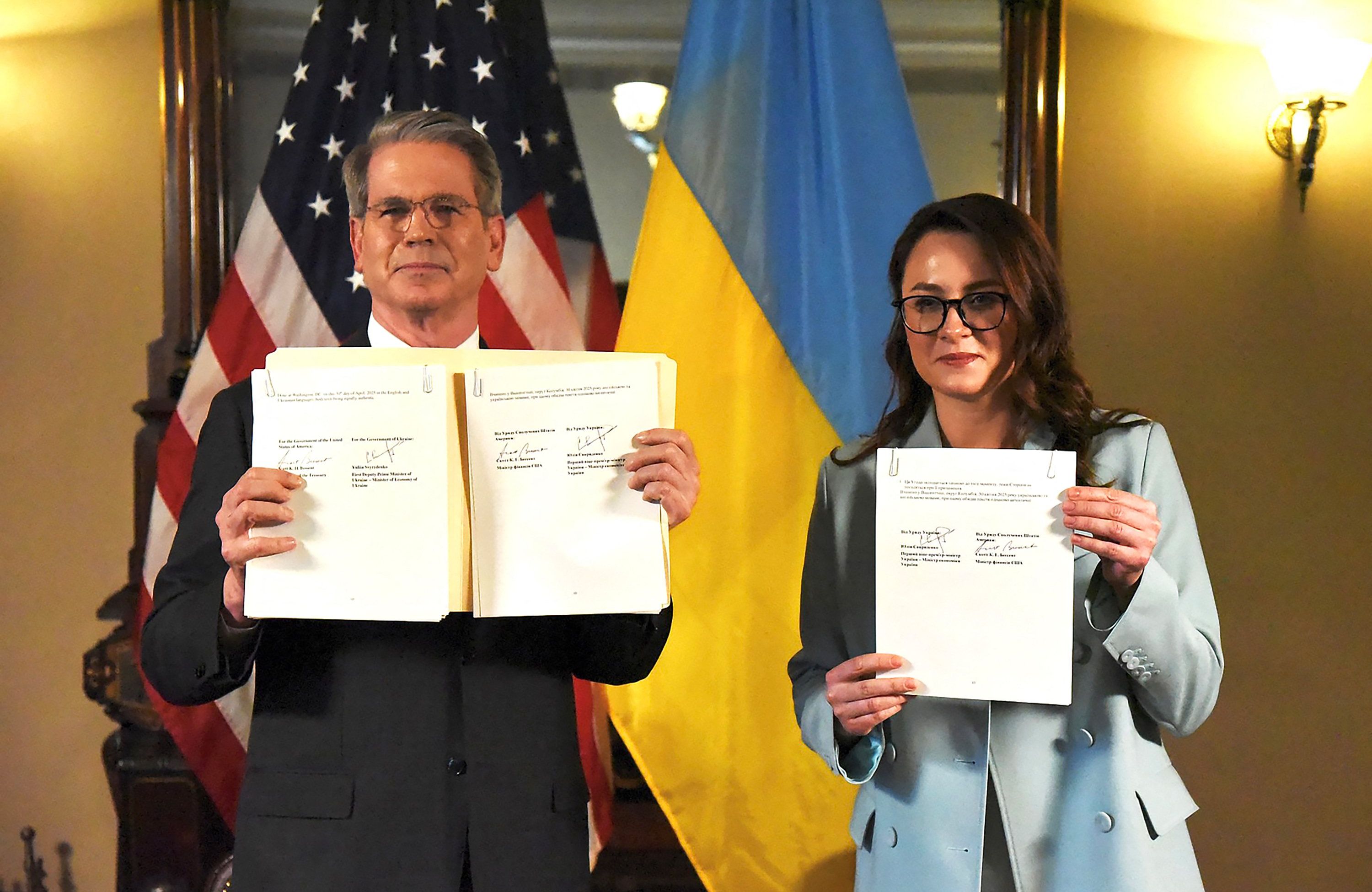 Na zdjęciu opublikowanym na oficjalnym koncie wicepremier Ukrainy Julii Svyrydenko na Facebooku 30 kwietnia 2025 r., sekretarz skarbu USA Scott Bessent (L) i wicepremier Ukrainy Julia Svyrydenko (R) uczestniczą w ceremonii podpisania umowy w sprawie minerałów w Waszyngtonie