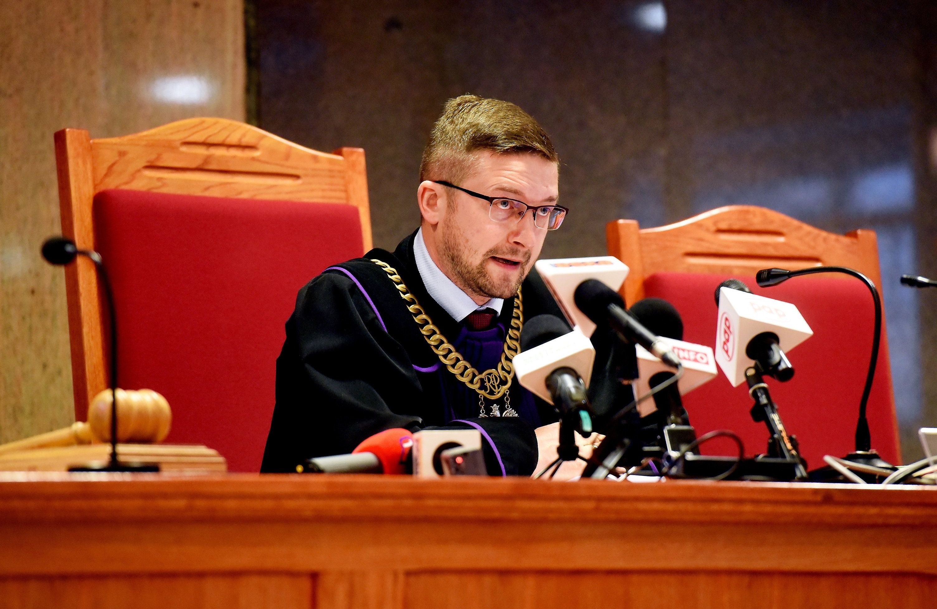 Mężczyzna w todze za stołem sędziowskim