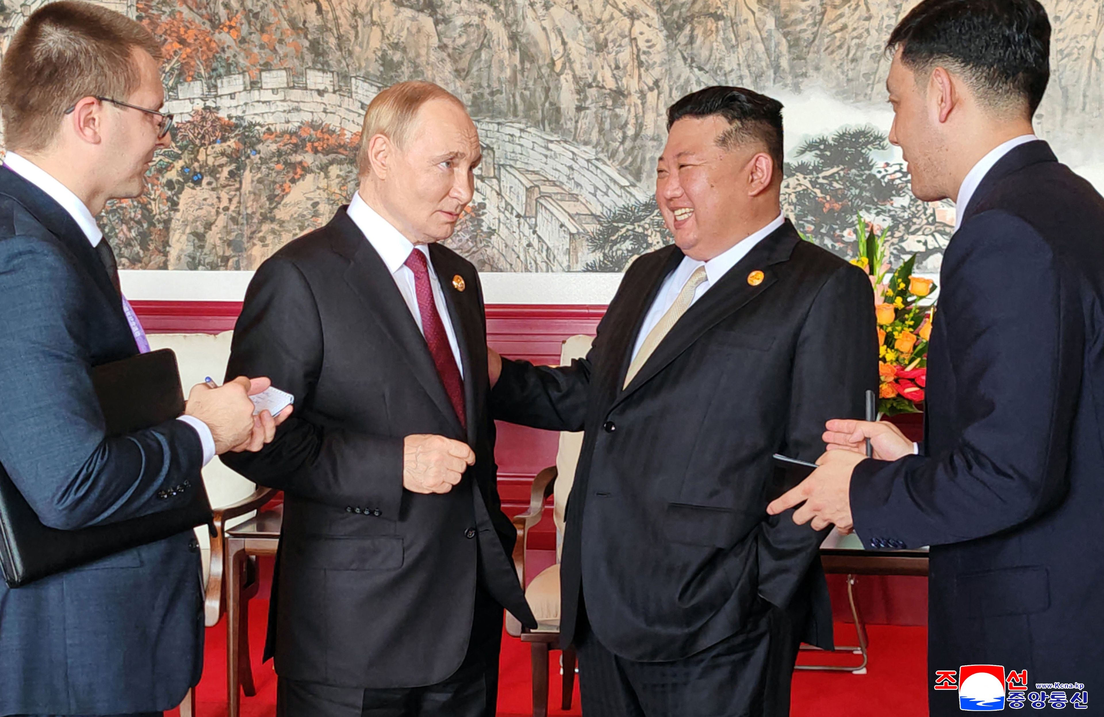 Prezydent Rosji Władimir Putin (drugi od lewej i przywódca Korei Północnej Kim Dzong Un (drugi od prawej) podczas rozmowy w Pekinie 4 września 2025.