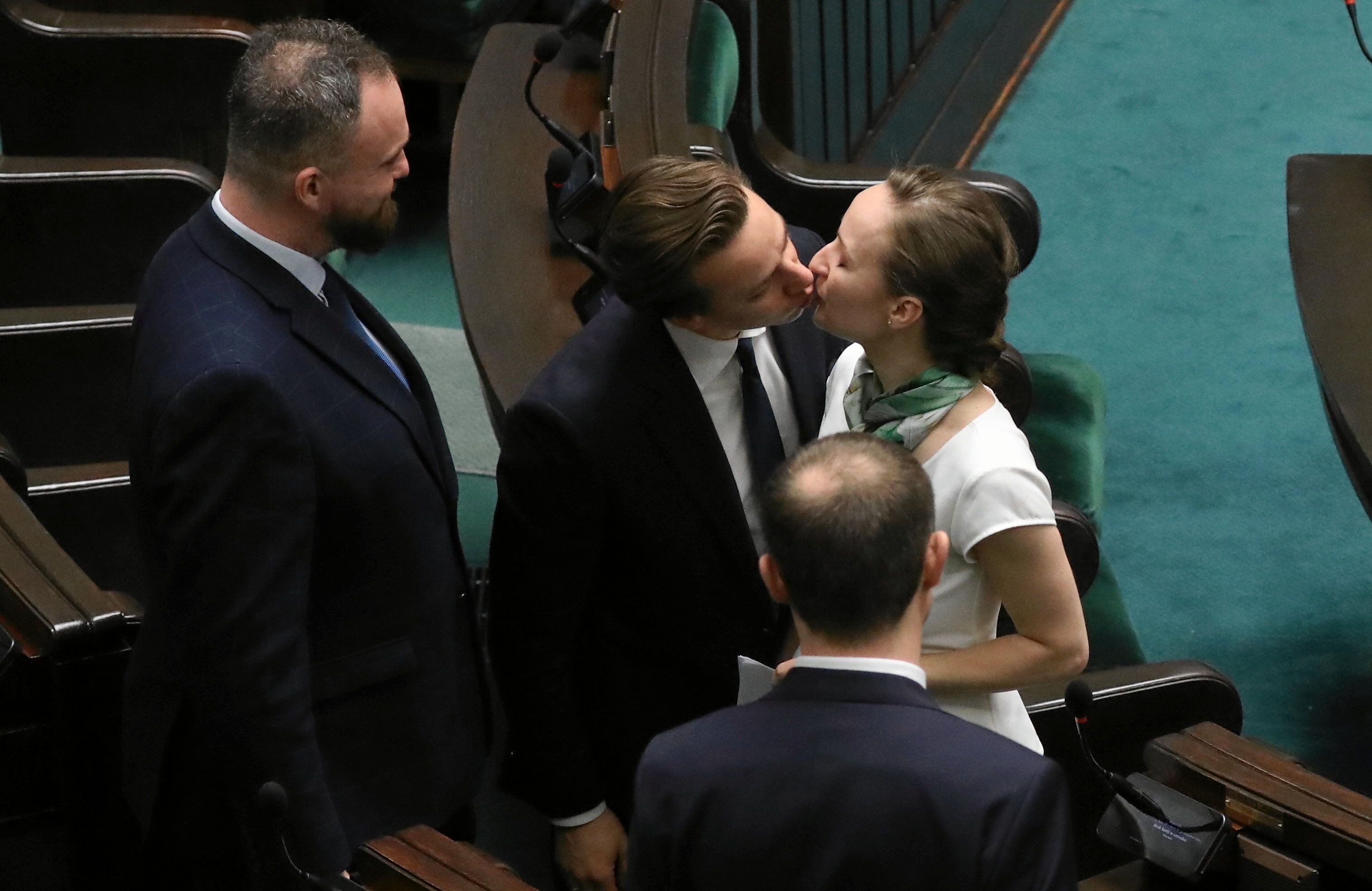 Bosakowie się całują, wokół stoją posłowie konfederacji