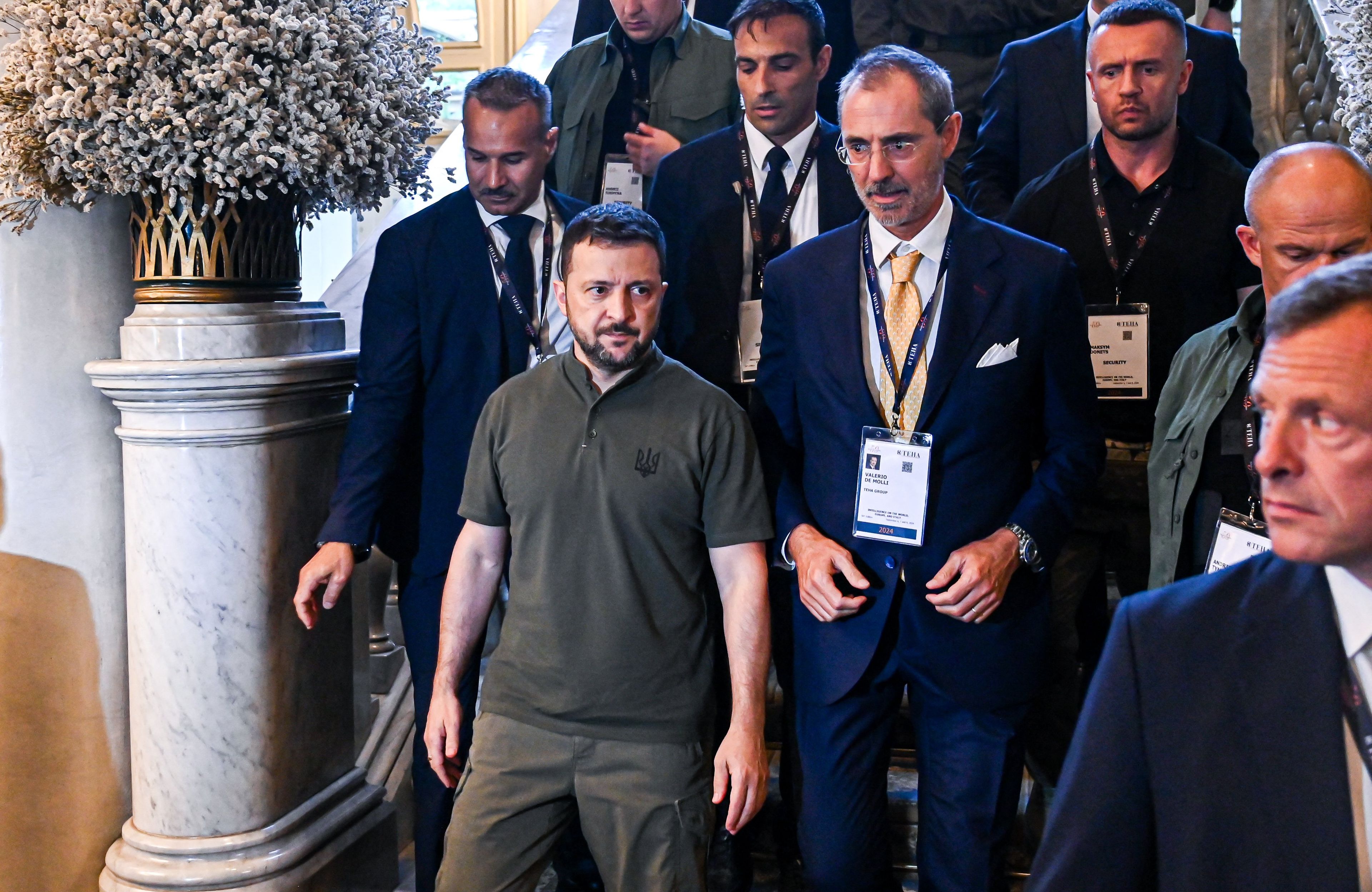 Prezydent Ukrainy Wołodymyr Zełenski na konferencji we Włoszech