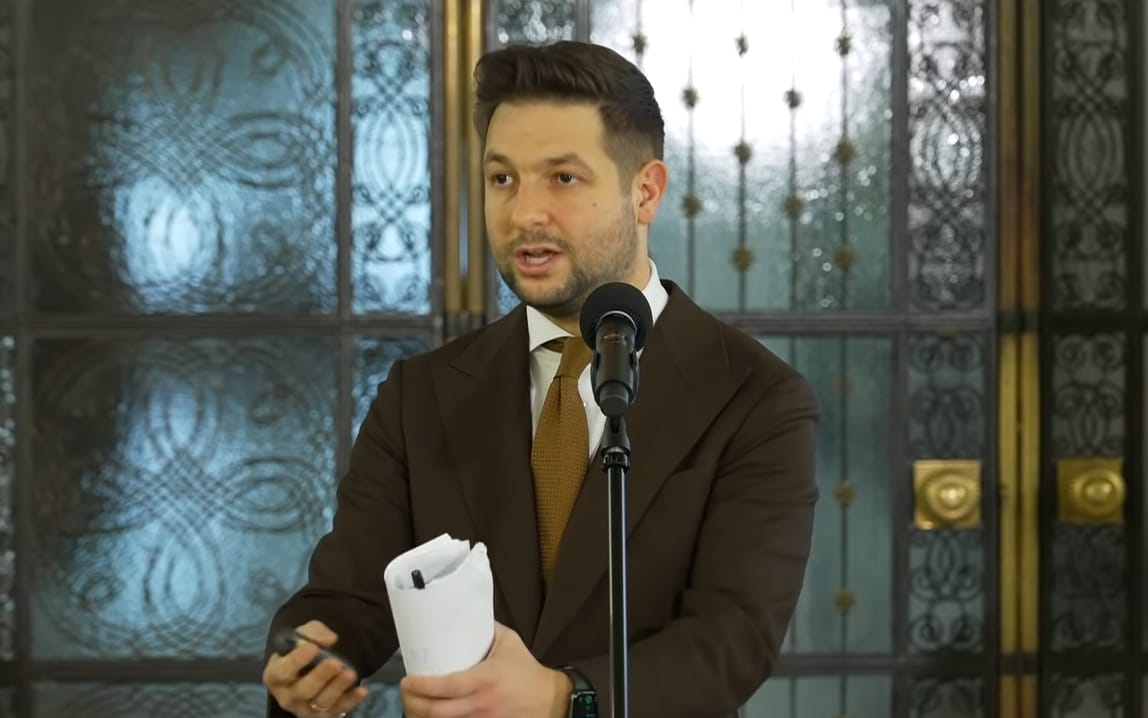 Patryk Jaki w brązowej maynarce