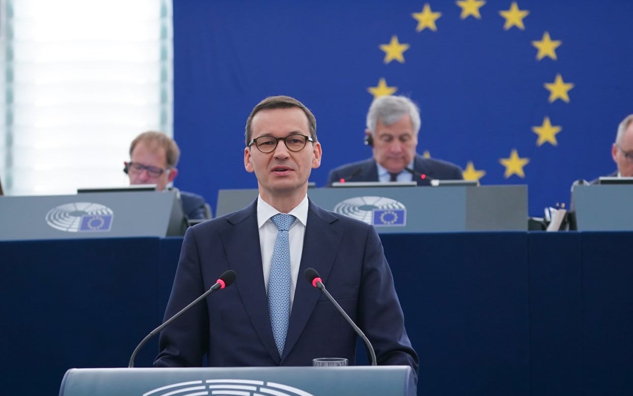 Grafika do artykułu Komisja Europejska kręci bat na PiS. Wypłatę funduszy uzależni od praworządności