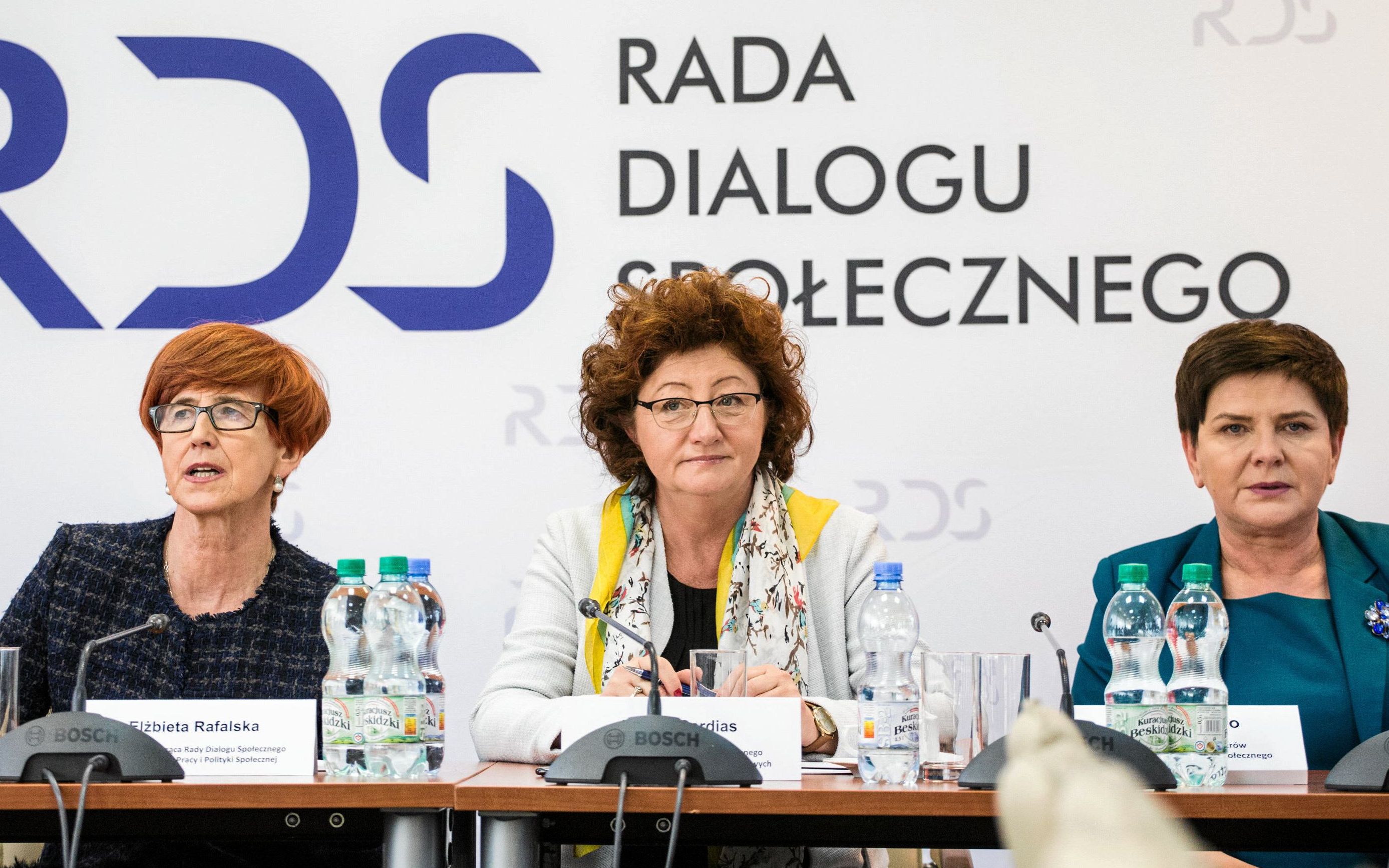 03.04.2019 Warszawa , ulica Limanowskiego 23 , Centrum Partnerstwa Spolecznego . Minister pracy Elzbieta Rafalskc , szefowa Centrum Dialogu Dorota Gardias i byla premierz , obecna wicepremier rzadu PiS Beata Szydlo podczas czwartego dnia negocjacji nauczycieli zwiazkowcow ze strona rzadowa ( przed spodziewanym ogolnopolskim strajkiem w oswiacie ).
Fot. Adam Stepien / Agencja Gazeta