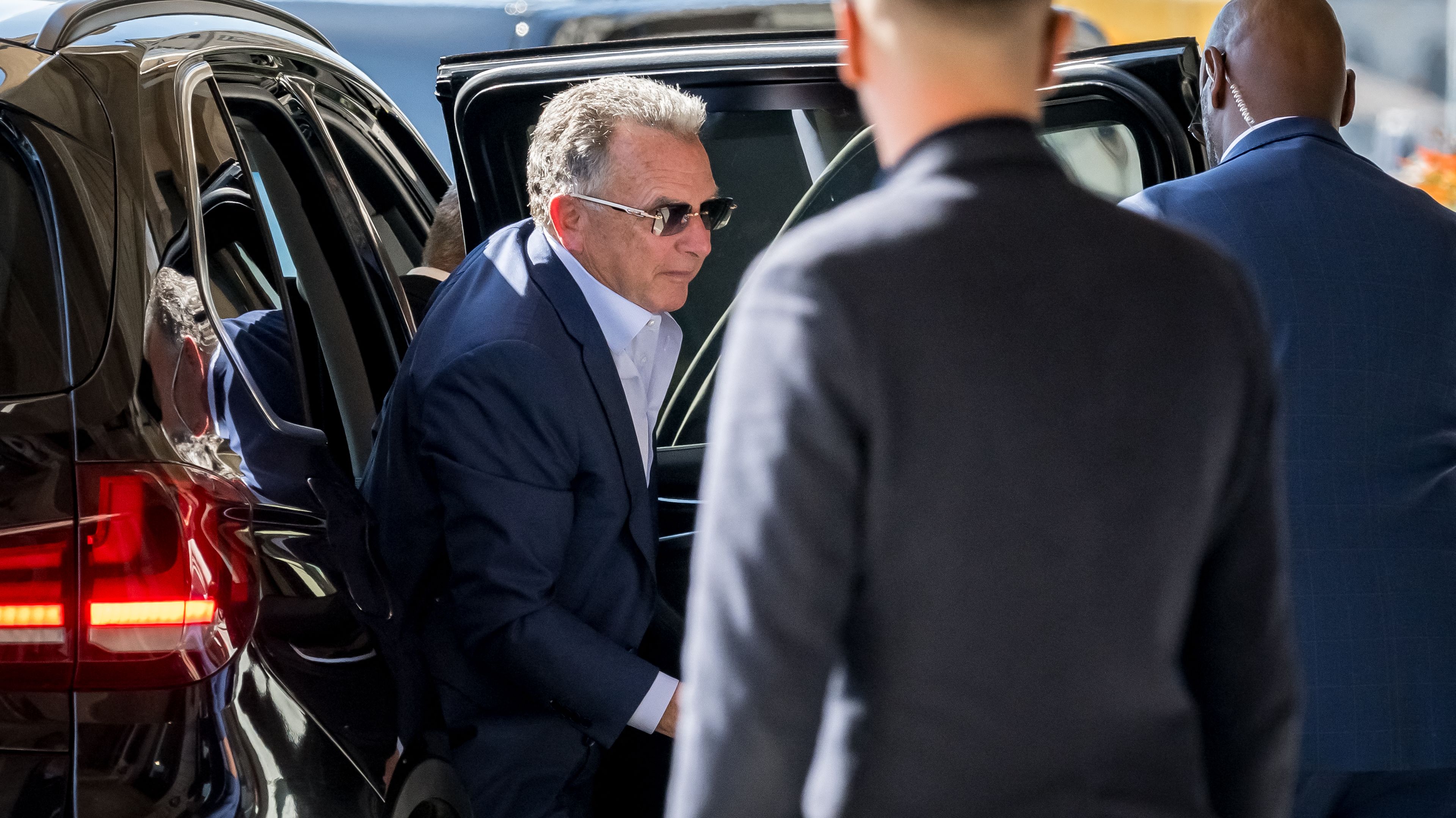 Steve Witkoff wysiada z samochodu, ma na sobie garnitur bez krawata i okulary przeciwsłoneczne