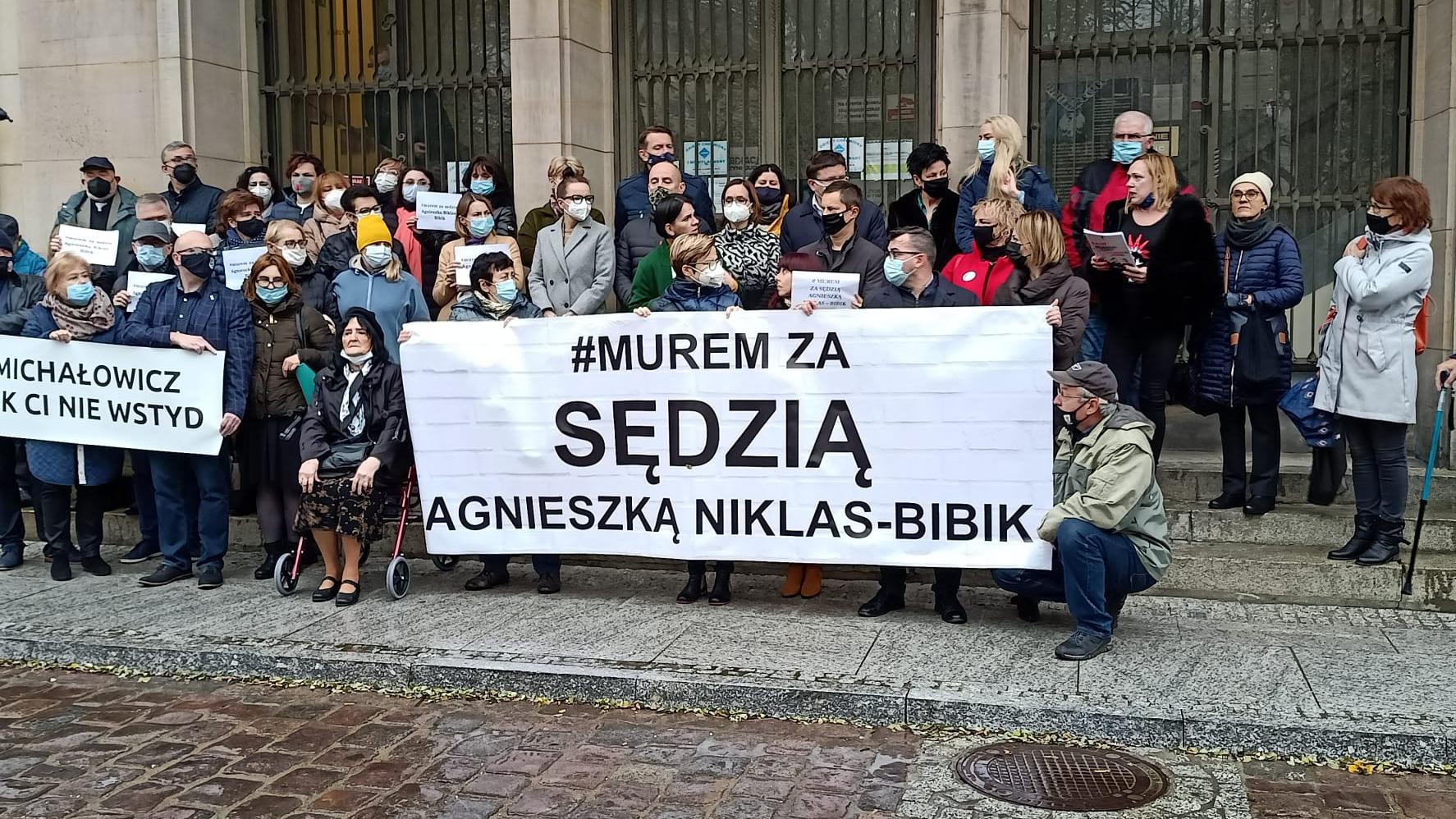 sędziowie stoja przed gmachem sądu w Słupsku z transparenem #murem za sędzią Niklas-Bibik