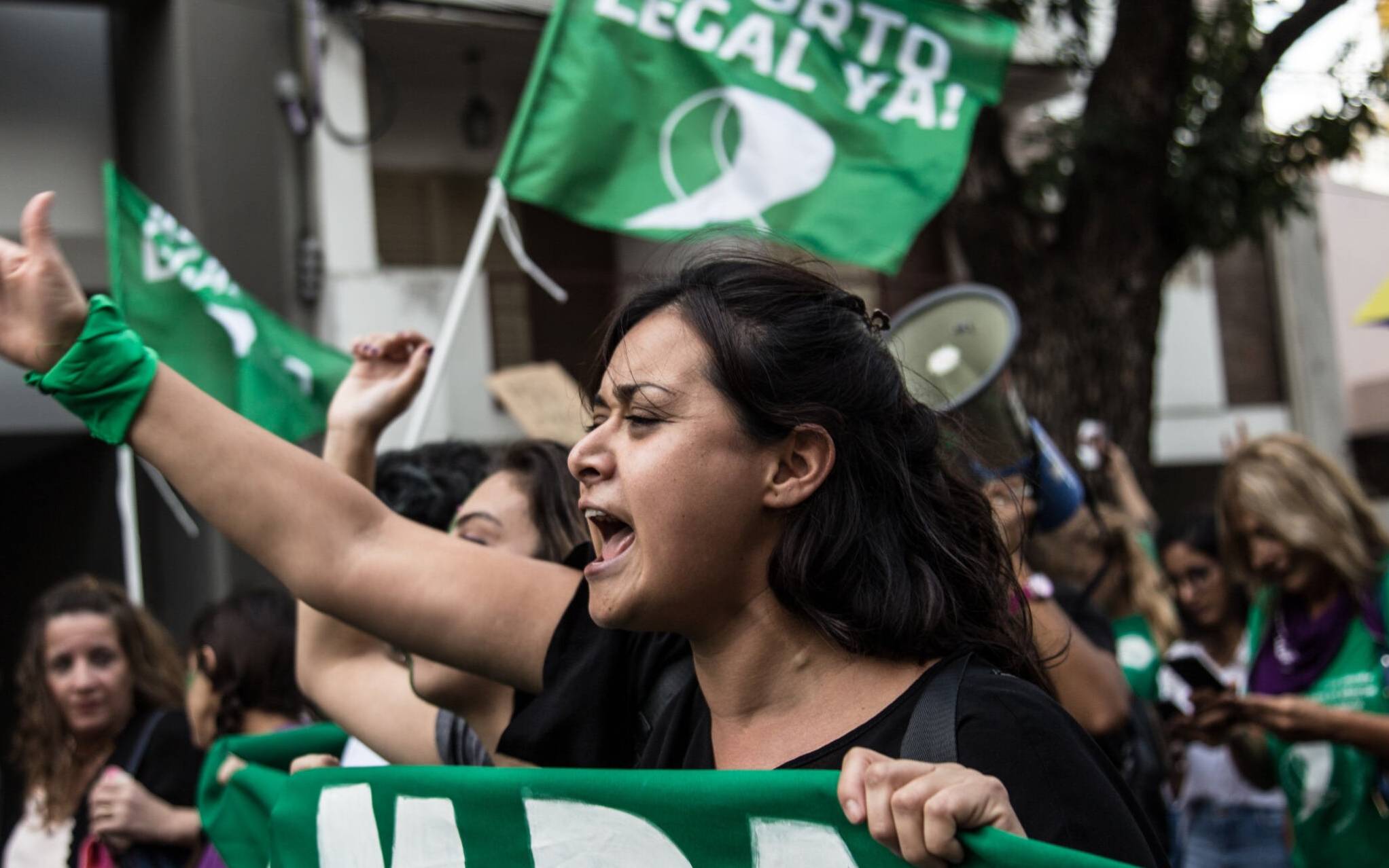 Grafika do artykułu Argentyna o krok od legalnej, darmowej aborcji. Trwa debata w Senacie, tłumy kobiet na ulicach