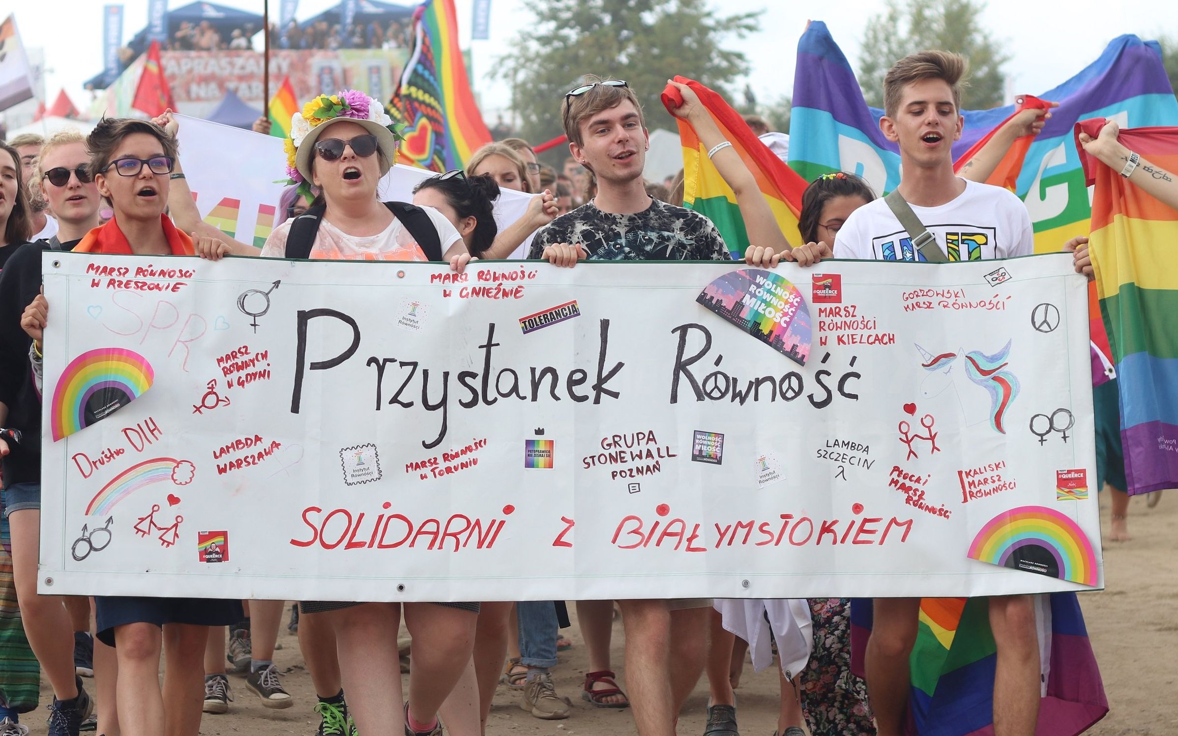 Grafika do artykułu „Strefa wolna od nienawiści”. Spontaniczny Marsz Równości przeszedł przez festiwal Pol'and'Rock