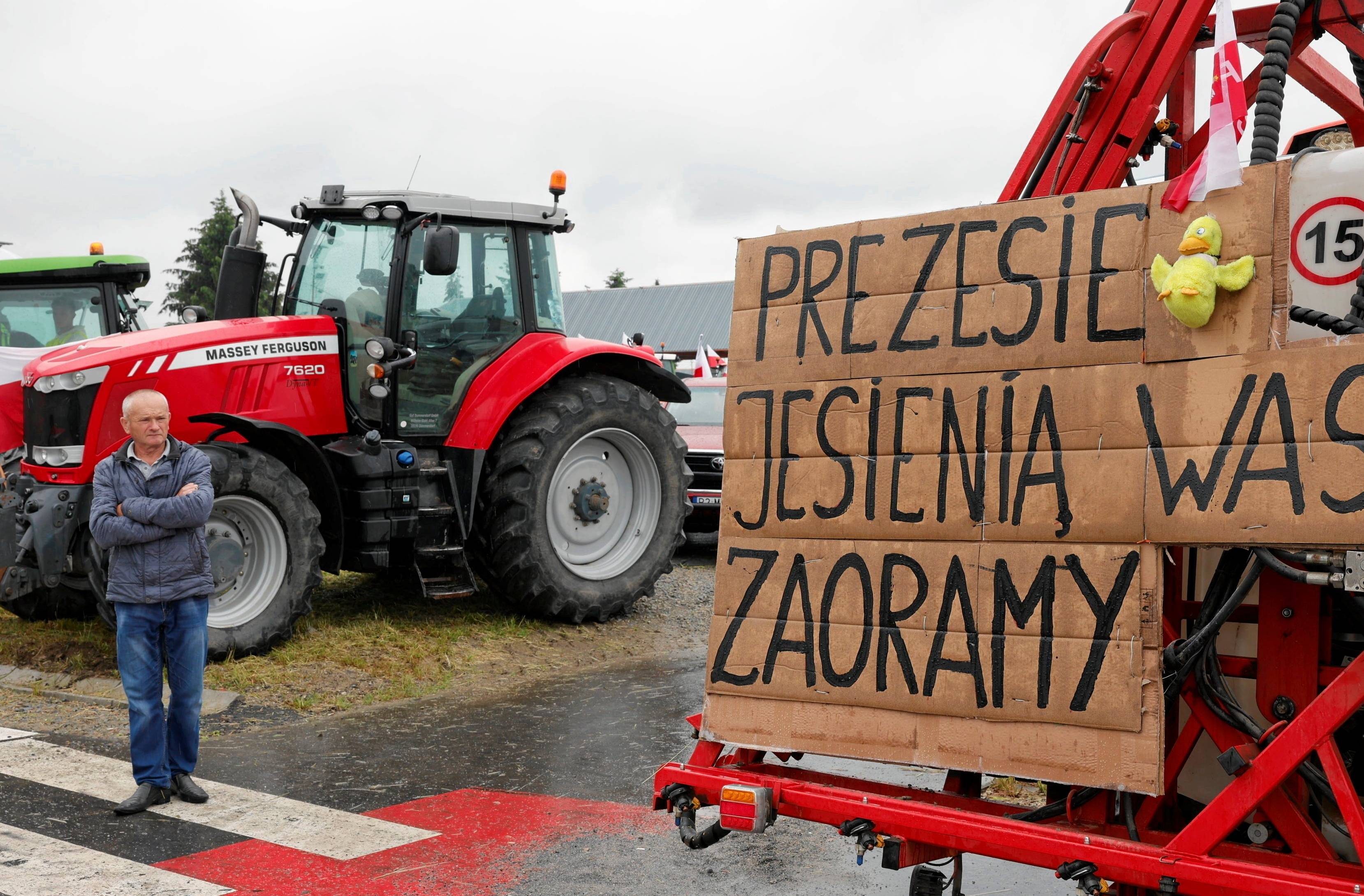 protestujący rolnicy blokują drogę z transparentem. Napis: Prezesie, jesienią was zaoramy.