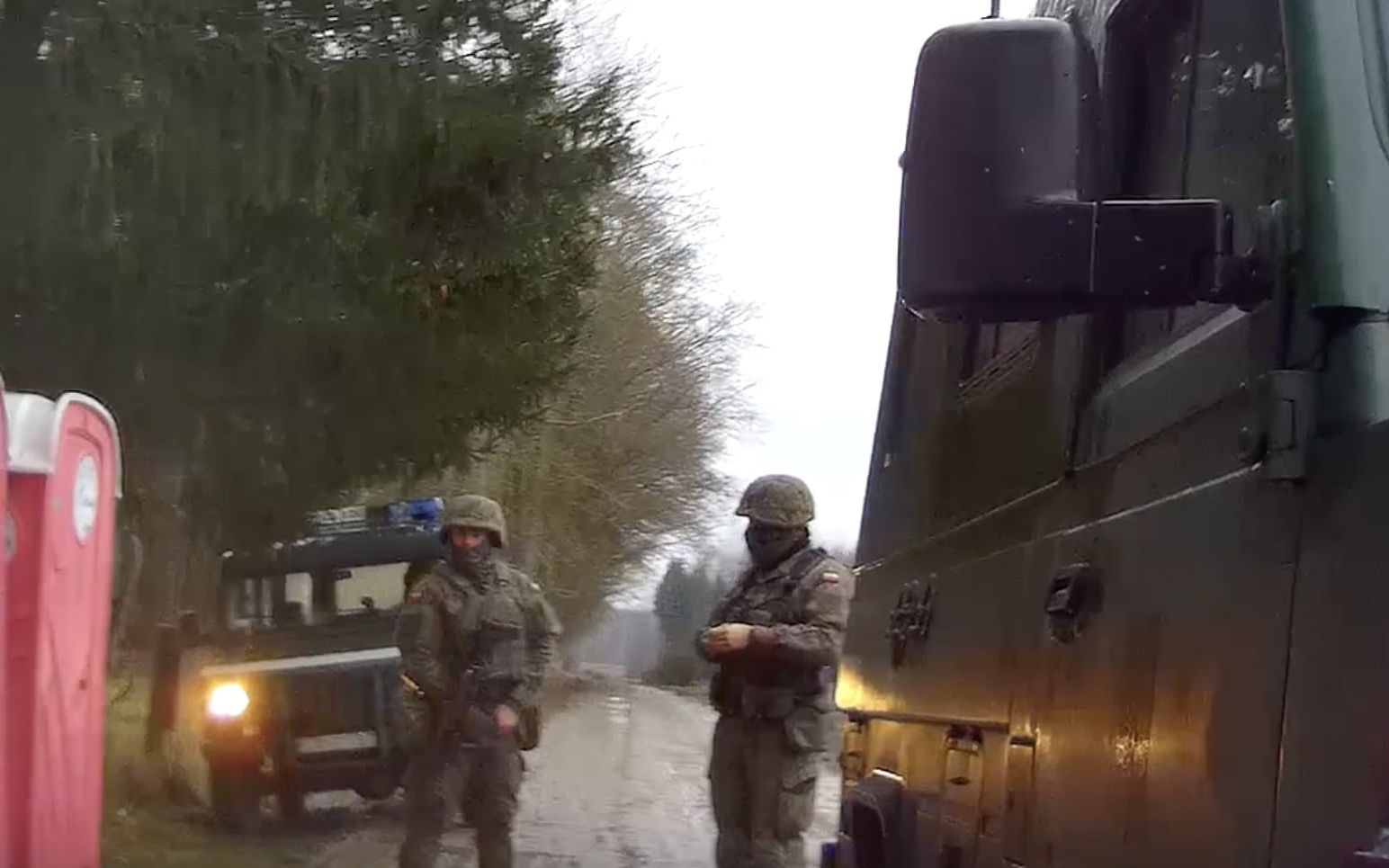 Grafika do artykułu "Zmilitaryzowana Białowieża. Migawki ze strefy stanu wyjątkowego". Dlaczego publikujemy ten film?