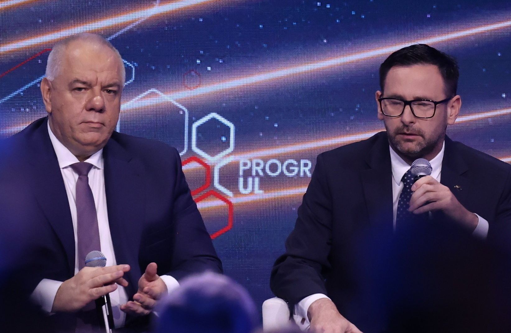 Dwóch mężczyzna na scenie