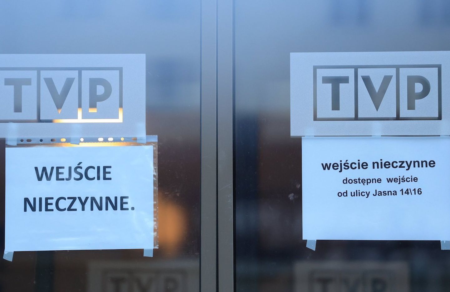 Zamknięte wejście do siedziby TVP. Przyklejona do drzwi kartka z napisem "wejście nieczynne"