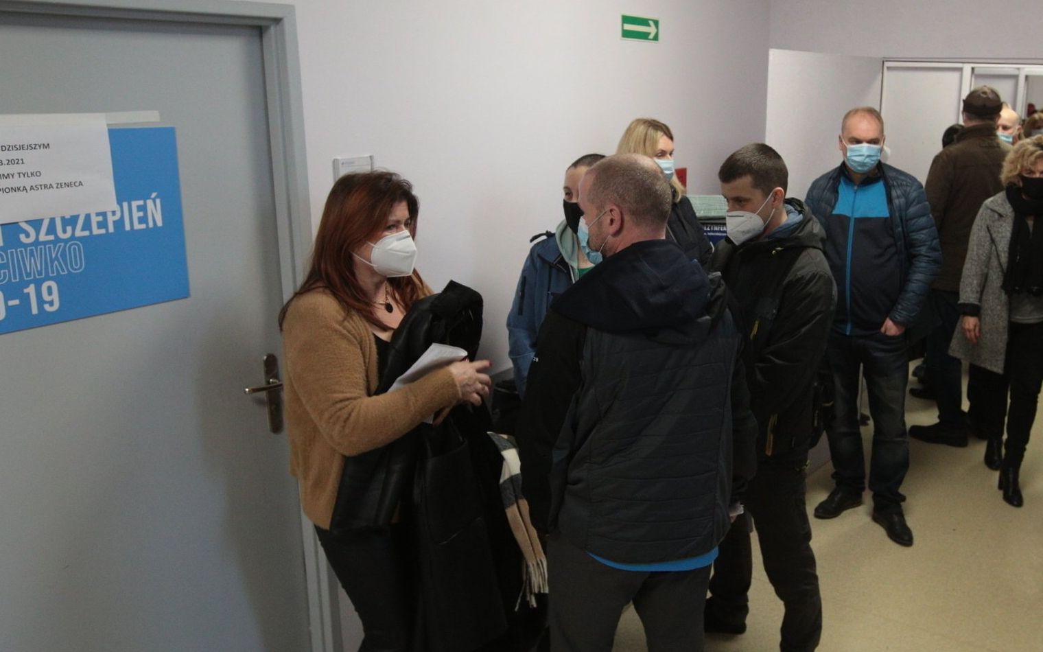 01.03.2021 Kielce . Szczepienia nauczycieli przeciwko koronawirusowi w szpitalu przy ul. Kosciuszki . Osoby zakwalifikowane do szczepien nie mialy wyznaczonych indywidualnych godzin wizyty w punkcie szczepien .
Fot. Pawel Malecki / Agencja Gazeta