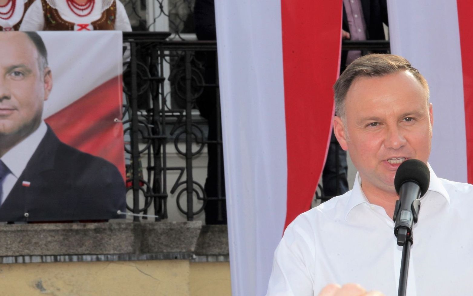 Grafika do artykułu Na homofobicznym ataku Dudy na osoby LGBT zyskują Biedroń i Bosak. Raport z sieci
