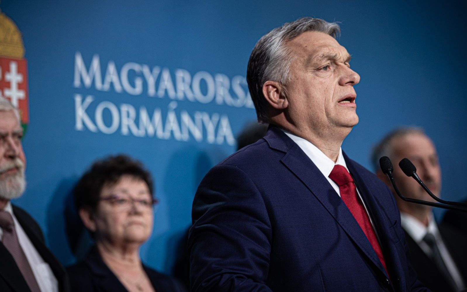 Grafika do artykułu Orbán idzie po dyktatorską władzę na Węgrzech pod rękę z koronawirusem