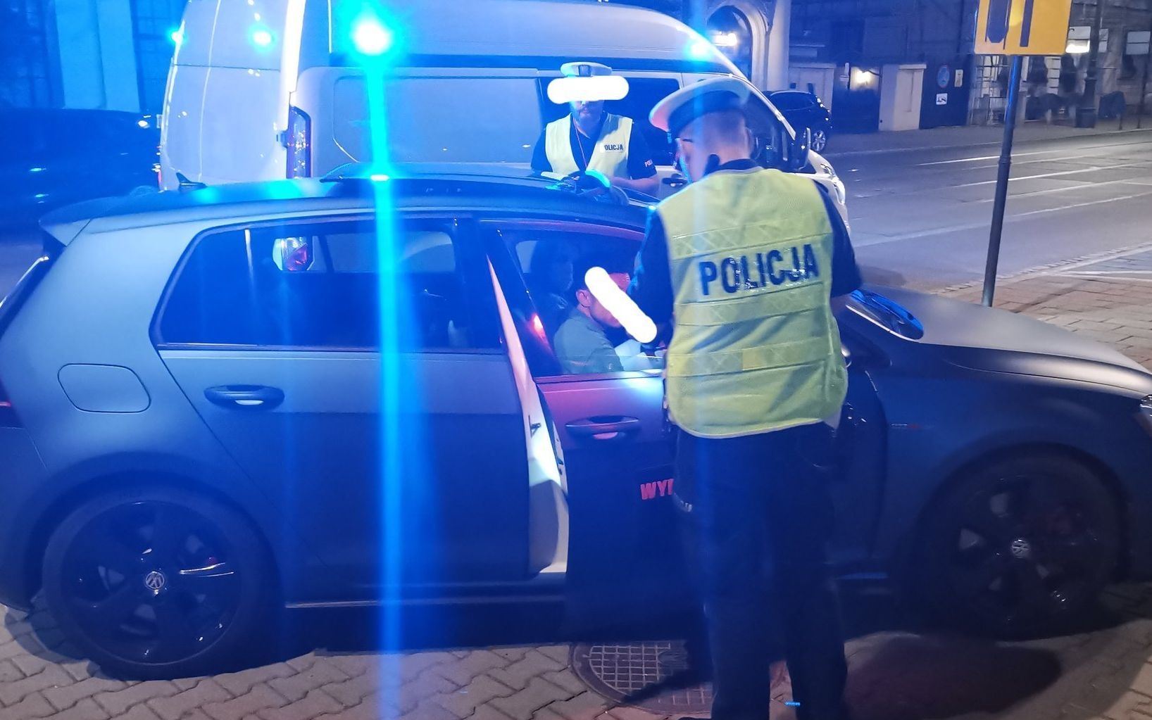 Grafika do artykułu Zakazane piosenki. 500 zł za słuchanie w samochodzie utworu „Jeb...ć PiS” pod siedzibą PiS
