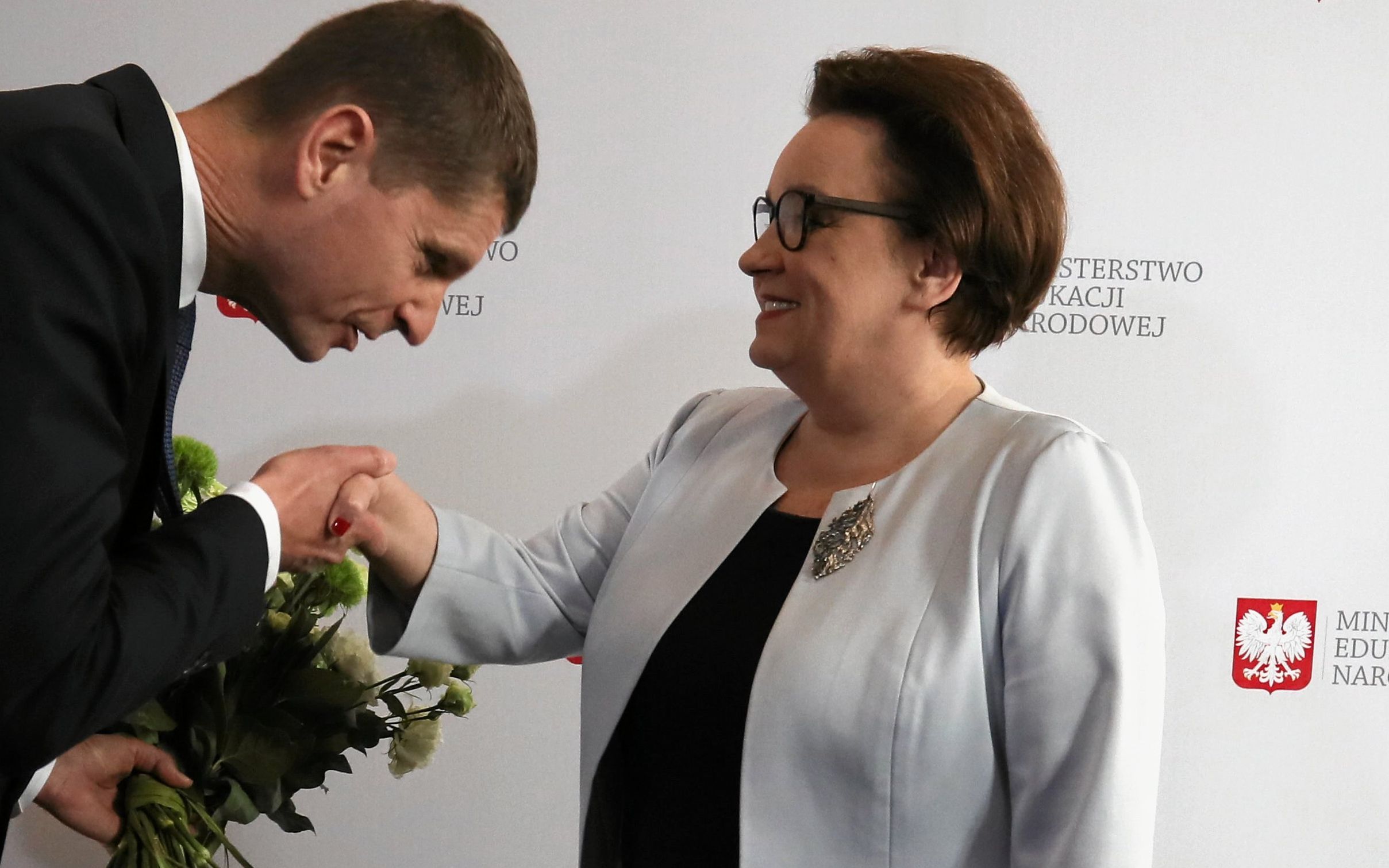 04.06.2019 Warszawa , al Szucha . Ministerstwo Edukacji Narodowej . Minister Anna Zalewska przekazuje urzad nowemu ministrowi Dariuszowi Piontkowskiemu . Zmian w skladzie Rady Ministrow dokonuje sie po wyborach do Parlamentu Europejskiego .
Fot. Slawomir Kaminski / Agencja Gazeta